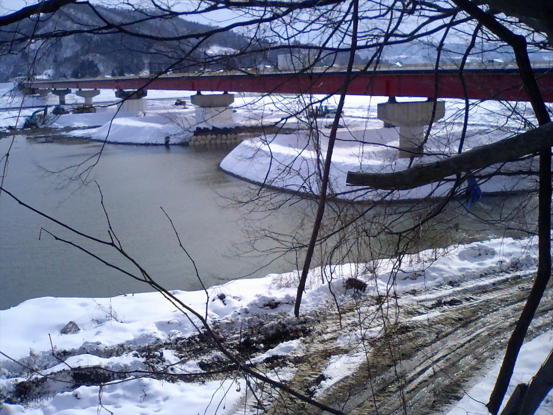 小千谷大桥：小千谷大桥：Wikimedia Commons 文件「20080128 View from Sanbusho, Ojiya, Niigata.jpg」中的桥梁实景。
