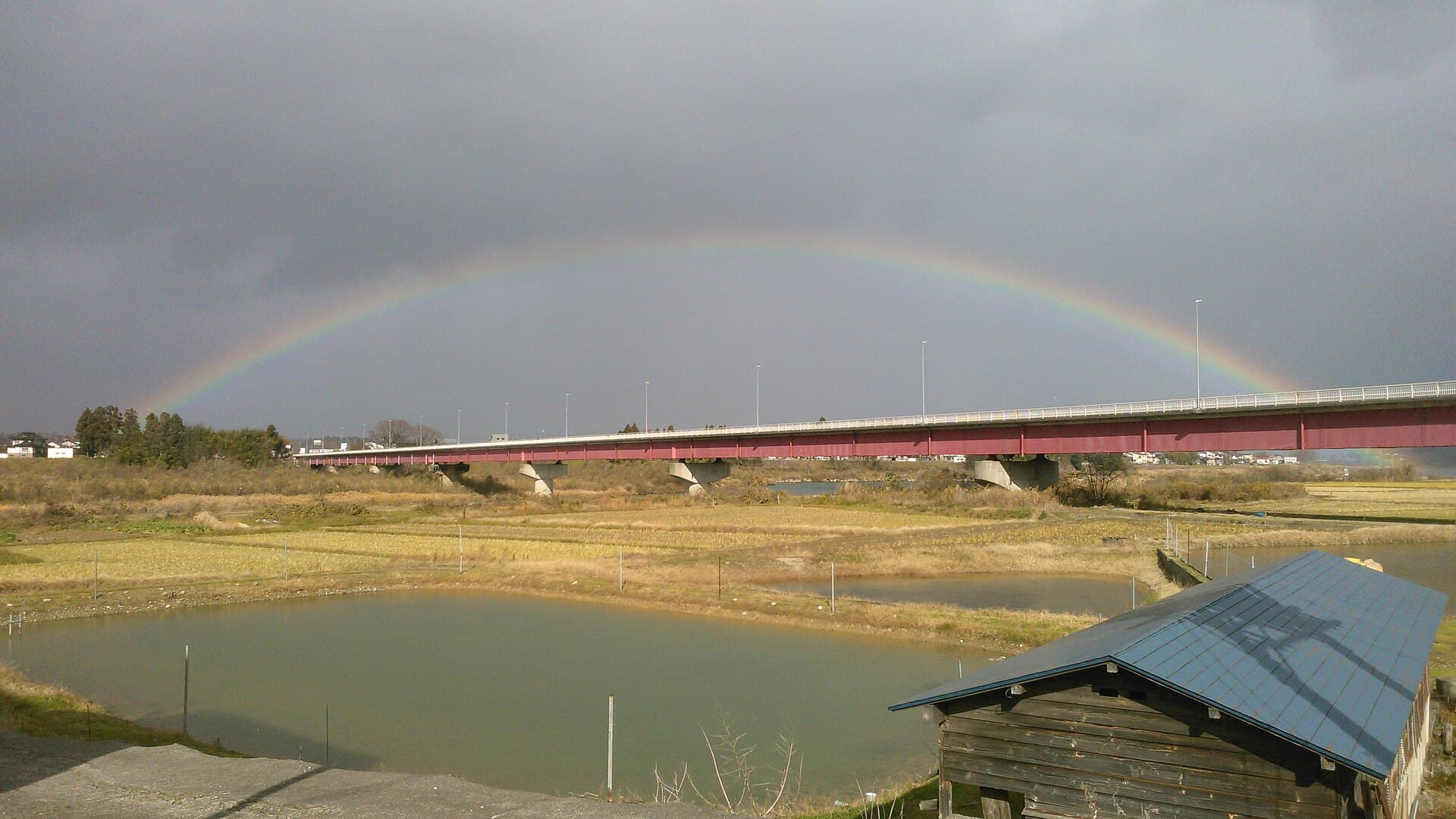 小千谷大桥：小千谷大桥：Wikimedia Commons 文件「20201203 Ojiyaohashi Bridge and rainbow.jpg」中的桥梁实景。