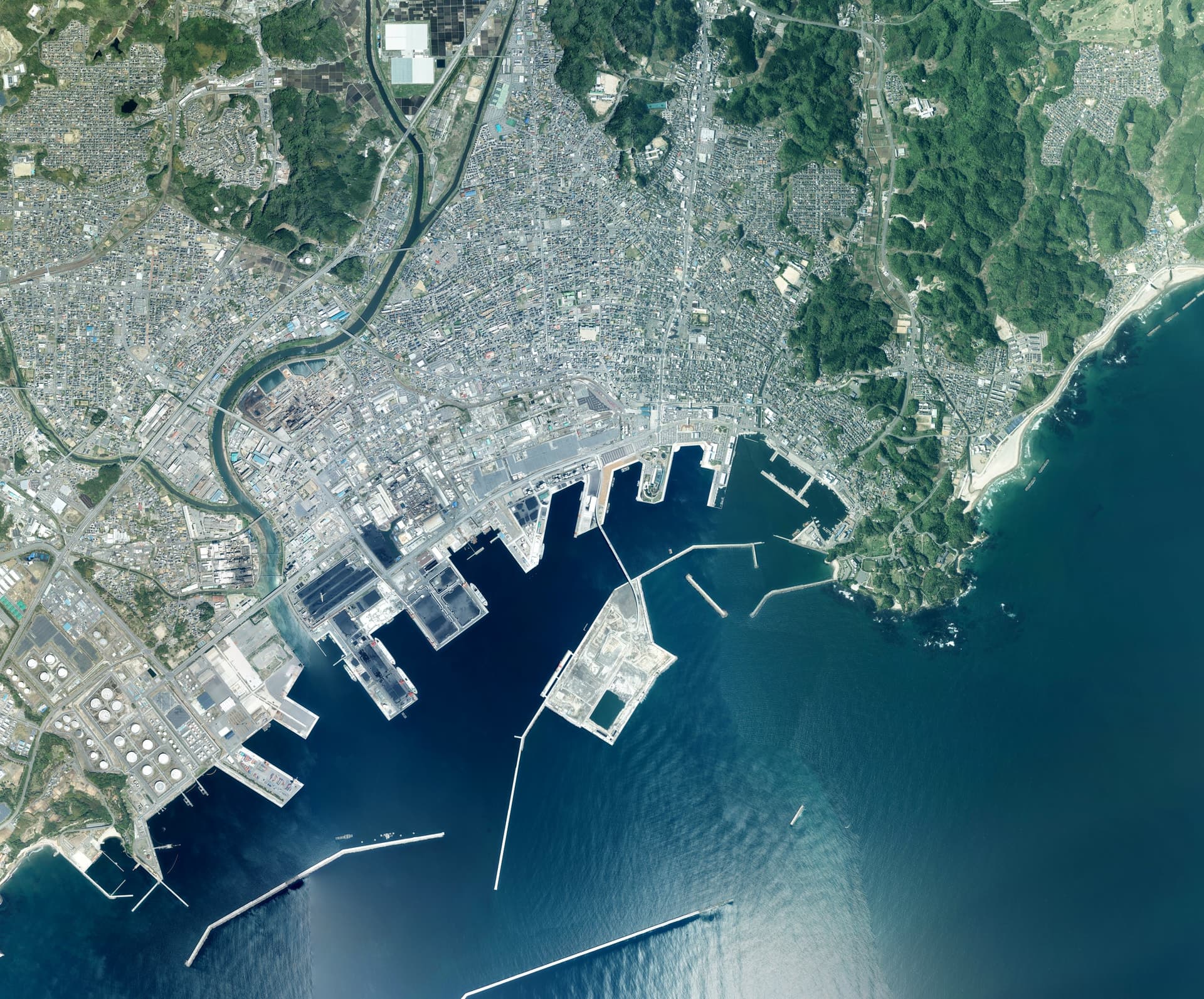 小名滨海洋大桥：小名浜マリンブリッジ：2019 年小名浜港航空影像中的桥梁、港池与人工岛。
