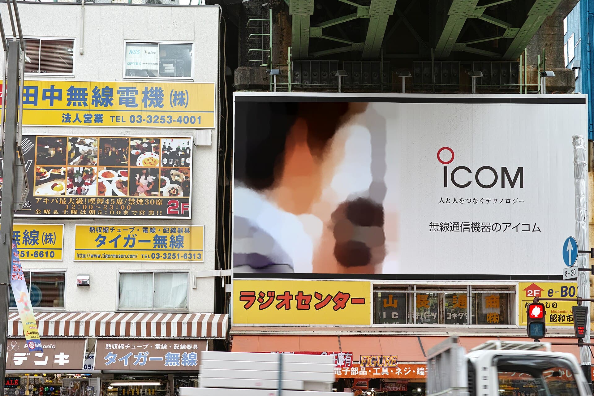 御成街道架道桥：御成街道架道桥：Wikimedia Commons 文件「Billboards under Onari-kaidō Overpass - 2015-01-24 (by Keiichi Yasu).jpg」中的桥梁实景。