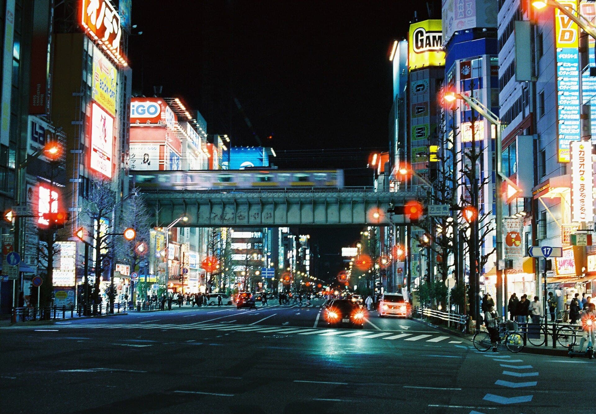 御成街道架道桥：御成街道架道桥：Wikimedia Commons 文件「Akihabara Main Street with Onari-kaidō Overpass at night - 秋葉原 Akihabara (uploaded on 2024-05-26 by Alek 龍道家 @Flickr 53748443690).jpg」中的桥梁实景。