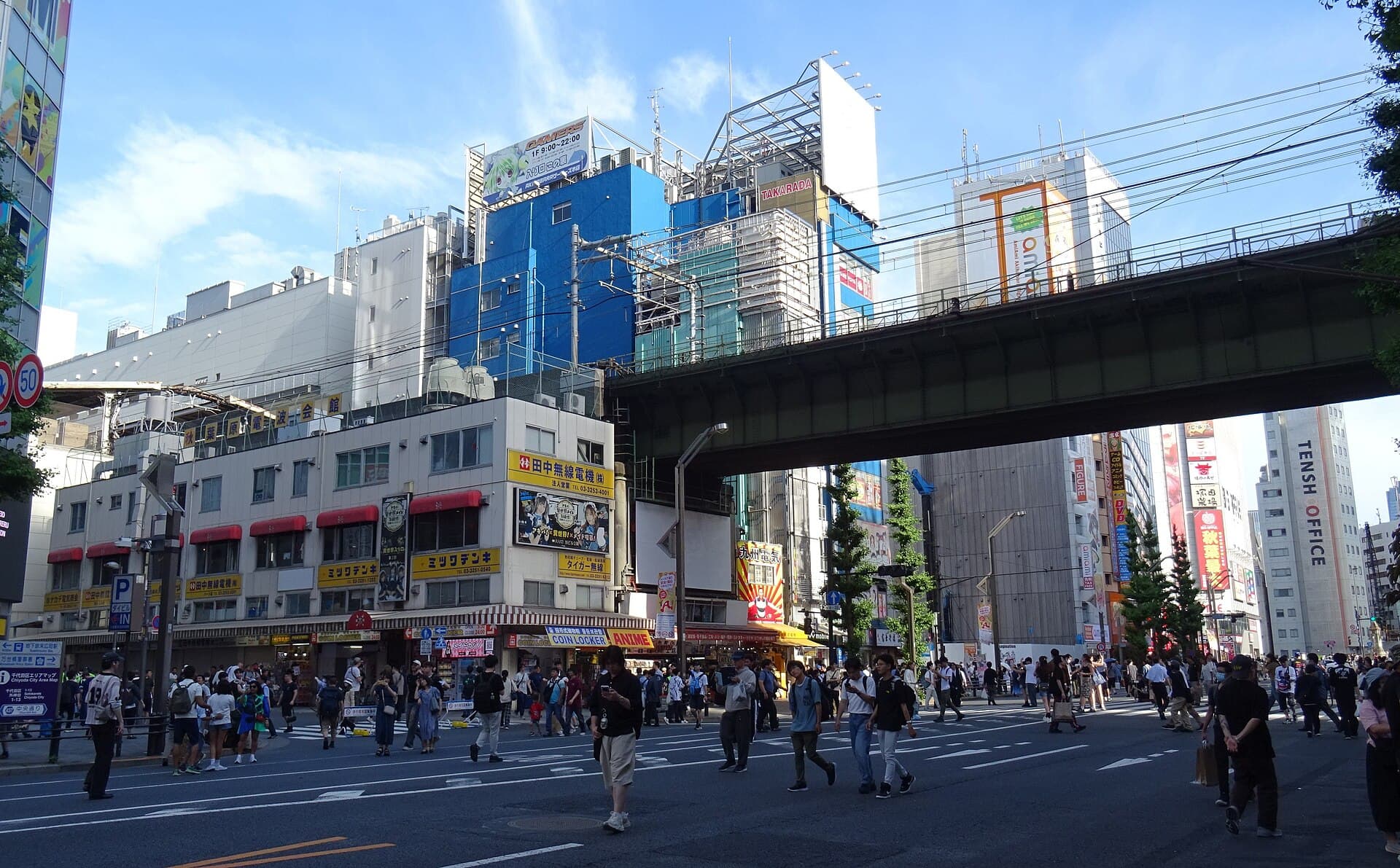 御成街道架道桥：御成街道架道桥：Wikimedia Commons 文件「Akihabara Railway Bridge - 31-5-2026.jpg」中的桥梁实景。