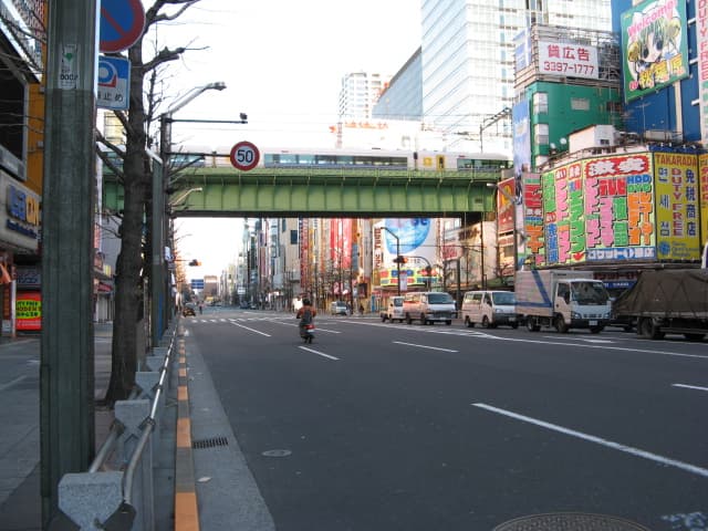 御成街道架道桥：御成街道架道桥：Wikimedia Commons 文件「Onari-kaido overhead bridge(Soubu-line).jpg」中的桥梁实景。