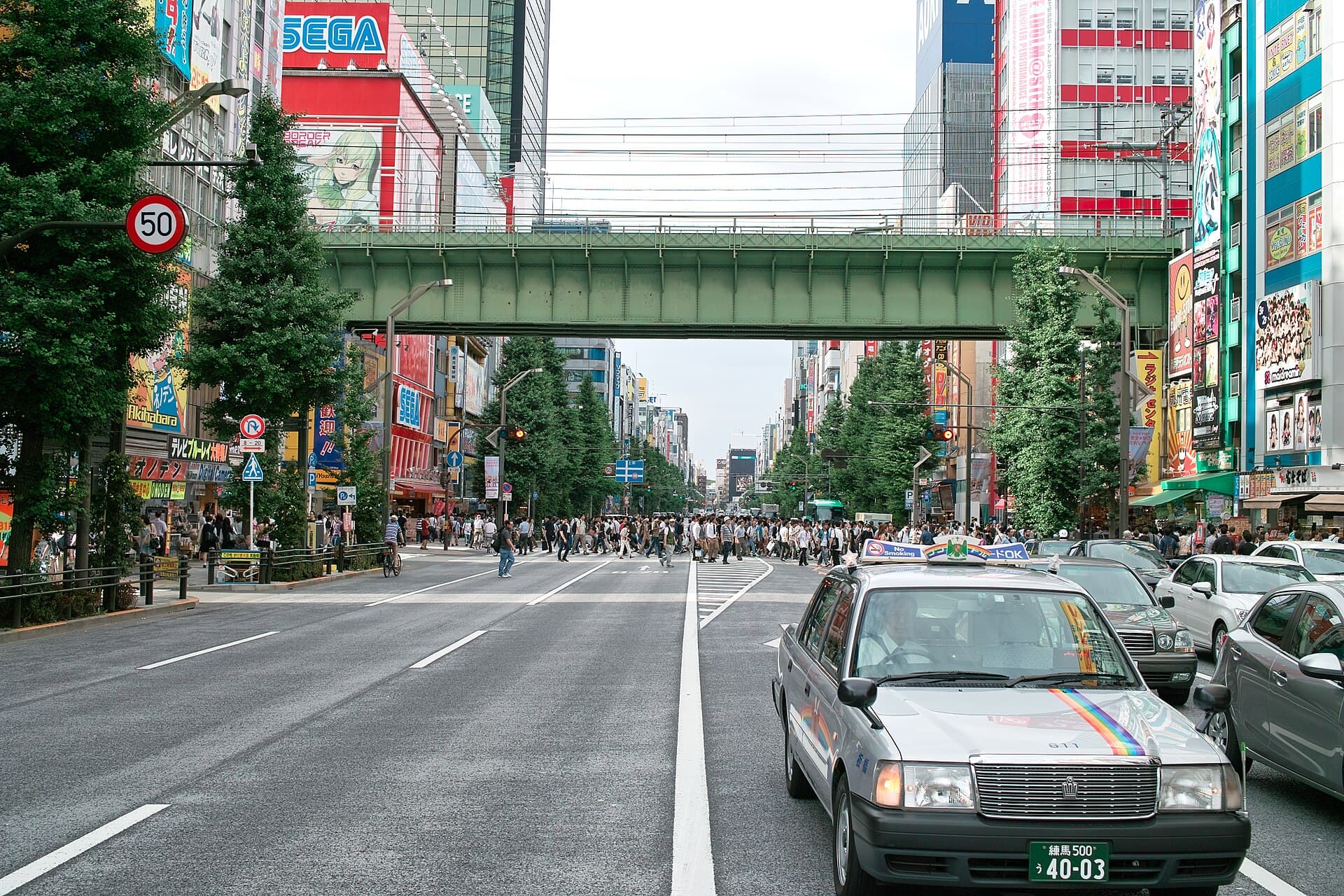 御成街道架道桥：御成街道架道桥：Wikimedia Commons 文件「Onari-kaidō Overpass in Akihabara Chūō-dōri, 2013-06-15 (by Keiichi Yasu).jpg」中的桥梁实景。