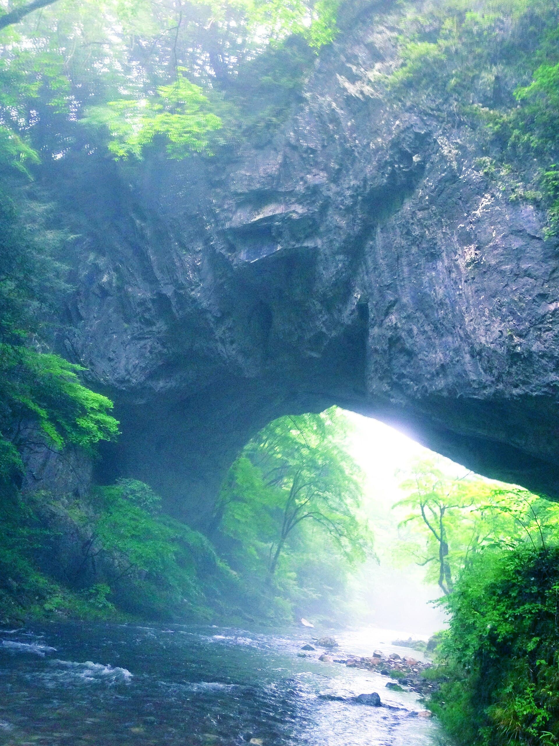 雄桥（帝释峡）：雄桥（帝释峡）：Wikimedia Commons 文件「Onbashi02.jpg」中的桥梁实景。