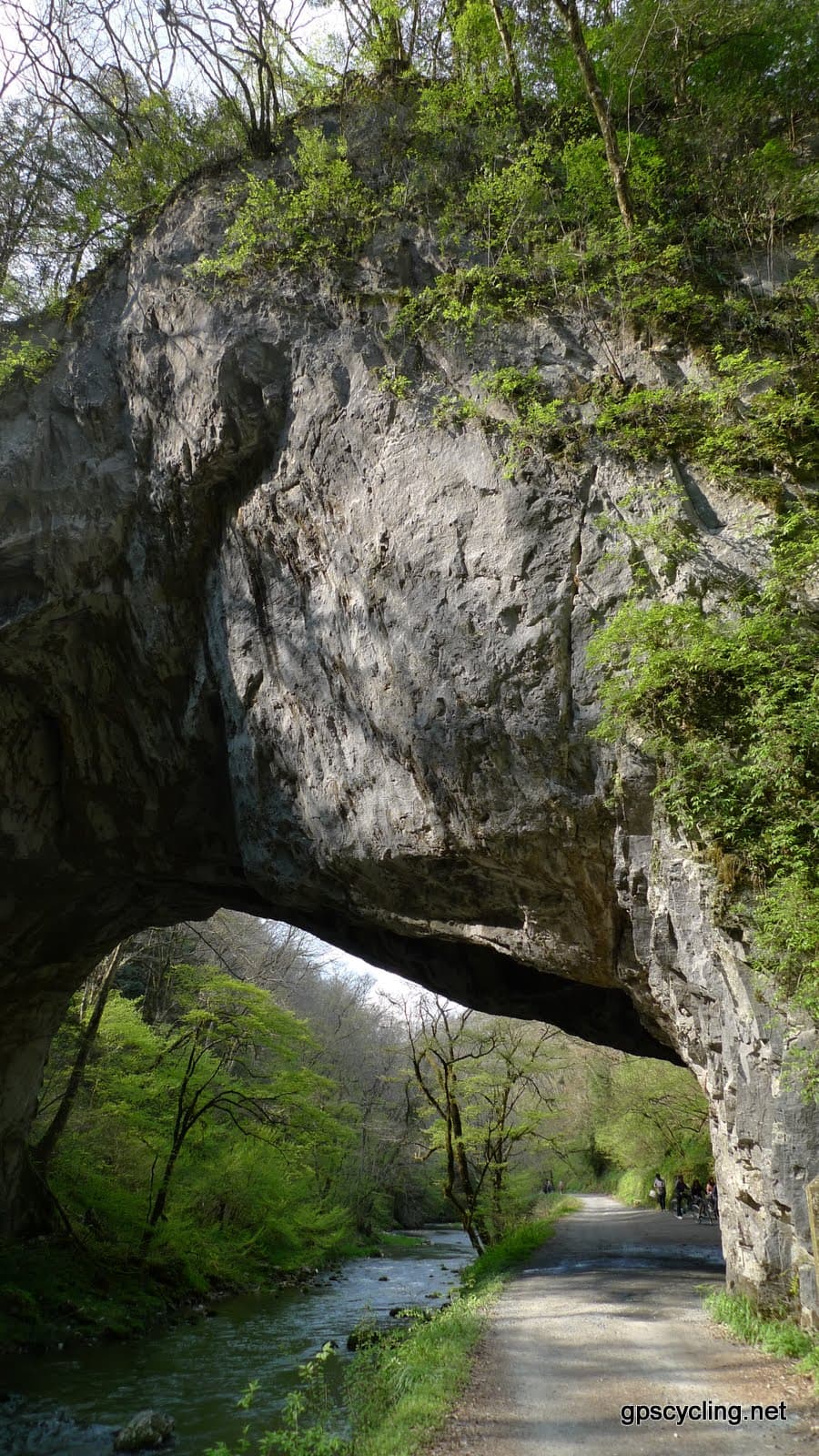 雄桥（帝释峡）：雄桥（帝释峡）：Wikimedia Commons 文件「雄橋 - panoramio.jpg」中的桥梁实景。