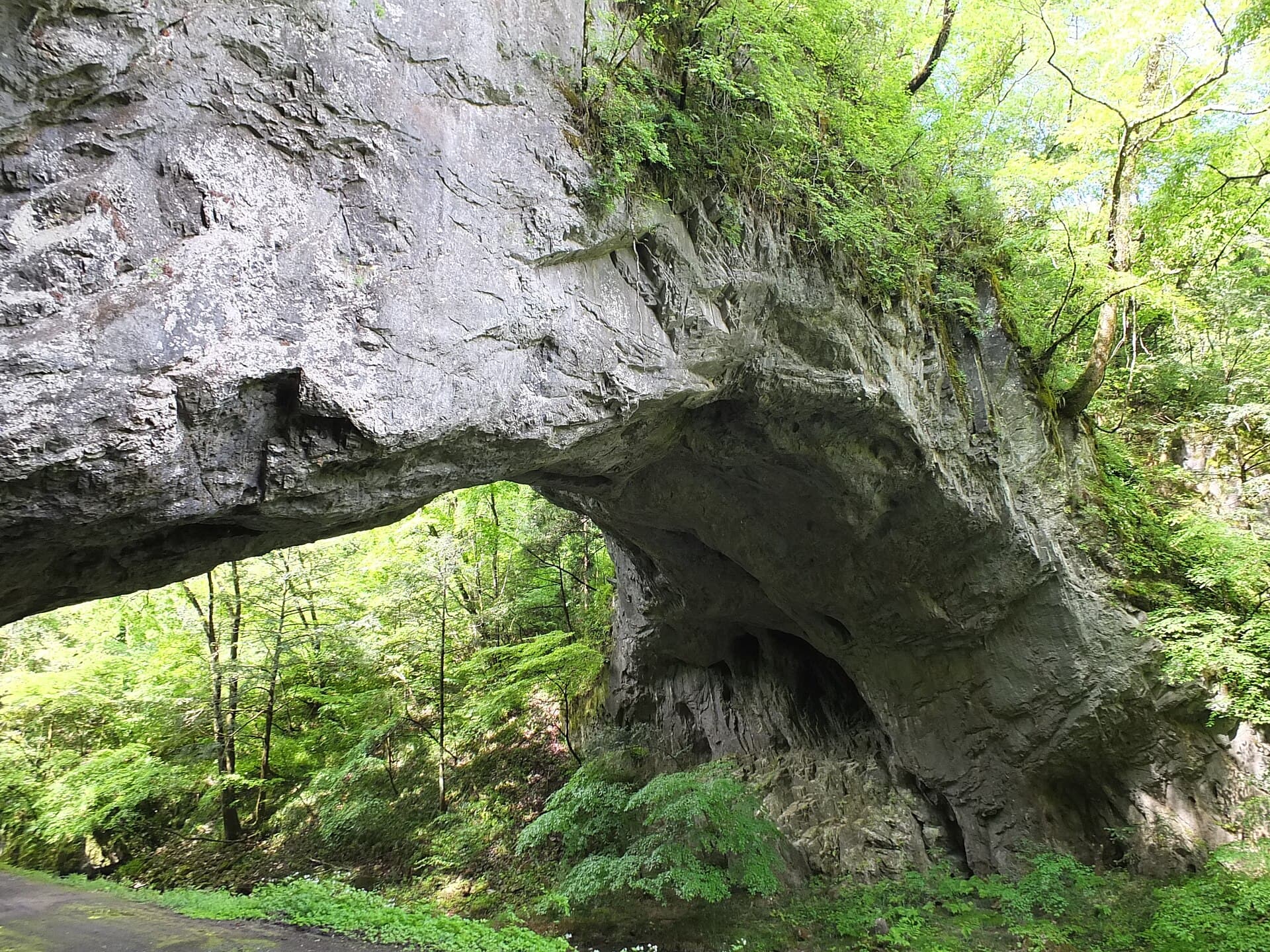 雄桥（帝释峡）：雄桥（帝释峡）：Wikimedia Commons 文件「雄橋その2 - panoramio.jpg」中的桥梁实景。