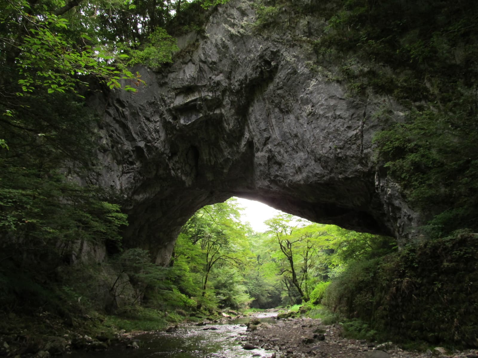 雄桥（帝释峡）：雄桥（帝释峡）：Wikimedia Commons 文件「雄橋（2012年8月）.jpg」中的桥梁实景。
