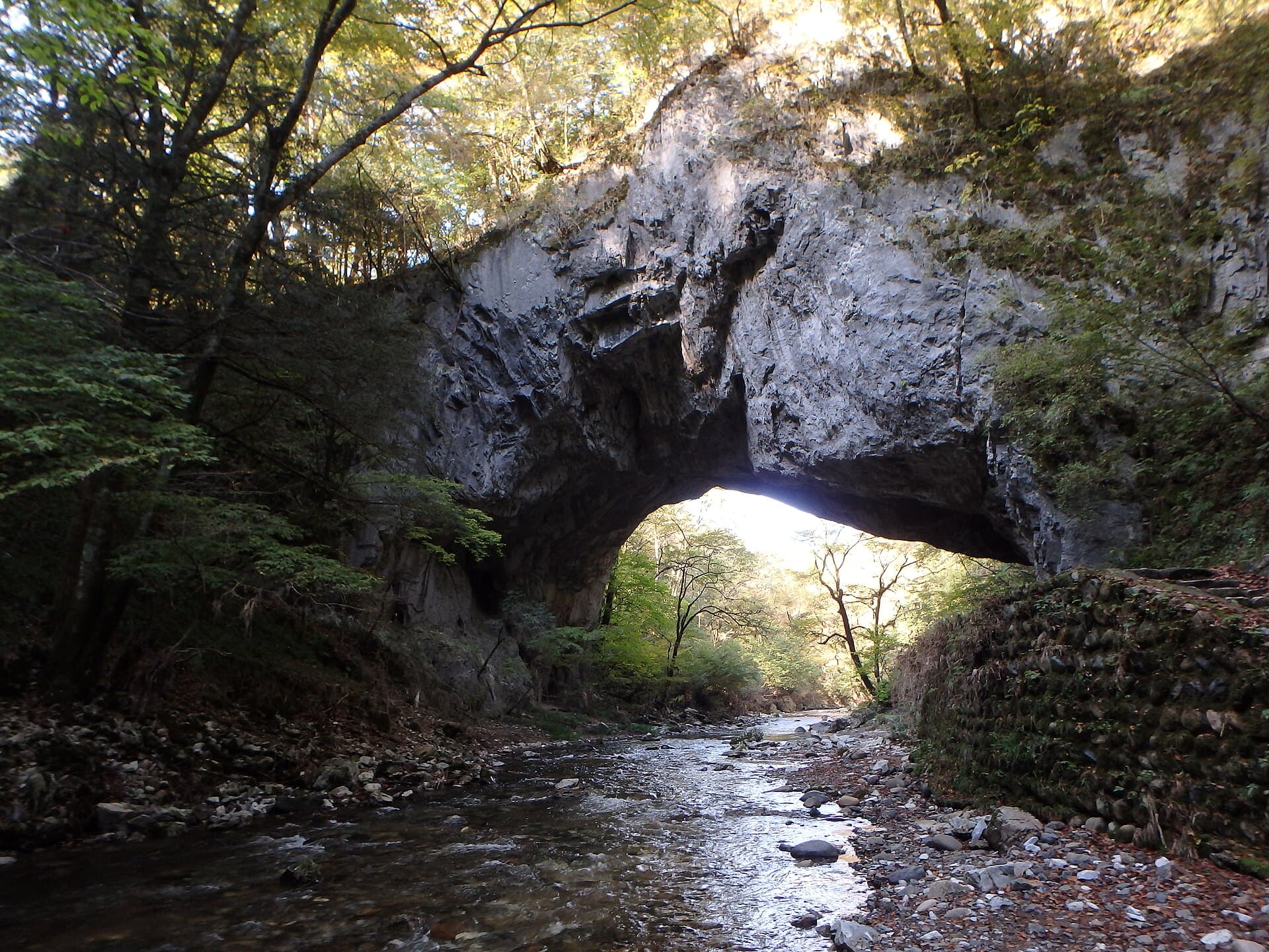 雄桥（帝释峡）：雄桥（帝释峡）：Wikimedia Commons 文件「雄橋（2018年10月）.jpg」中的桥梁实景。