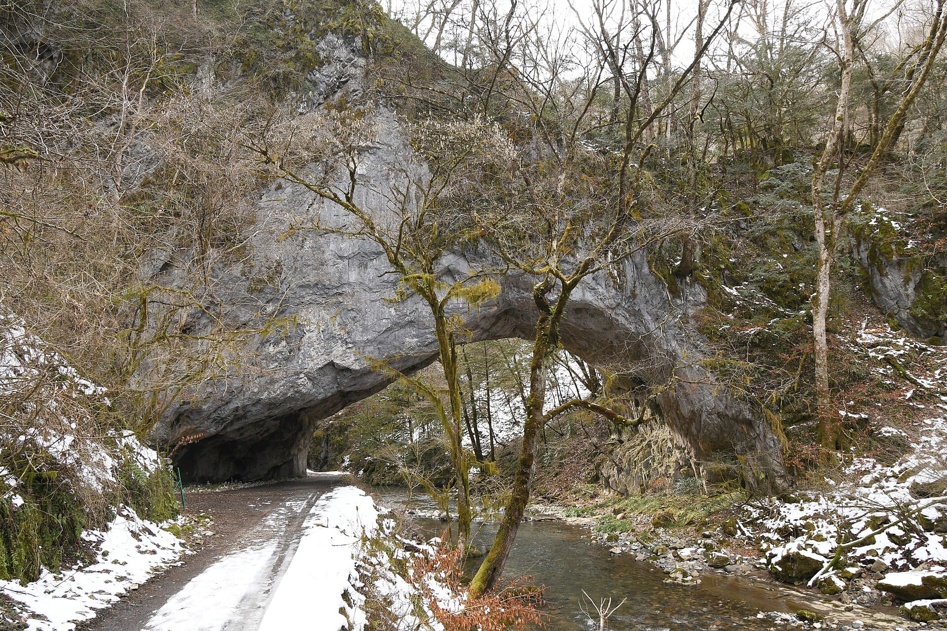雄桥（帝释峡）：雄桥（帝释峡）：Wikimedia Commons 文件「Taishakukyo, Onbashi-2.jpg」中的桥梁实景。