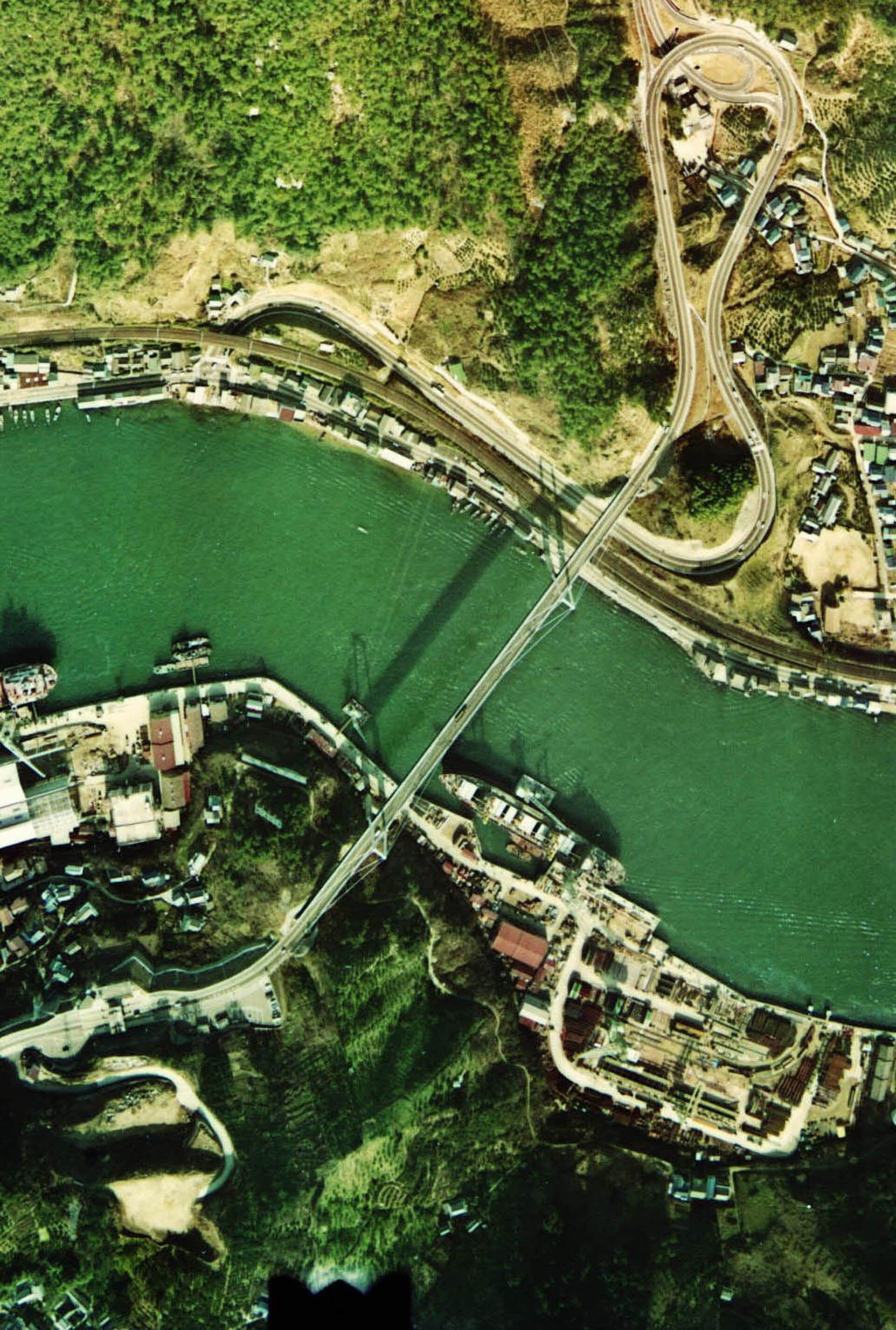 尾道大桥：尾道大桥：Wikimedia Commons 文件「Onomichi Bridge 1974.jpg」中的桥梁实景。