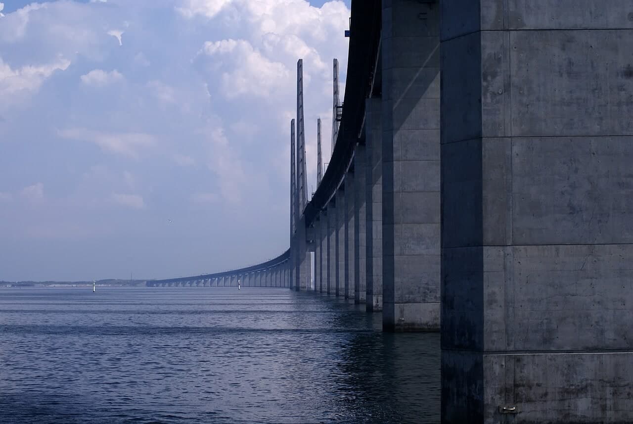 厄勒海峡固定通道：丹麦海军舰船从桥下通过时仰看桥梁，突出桥下净空