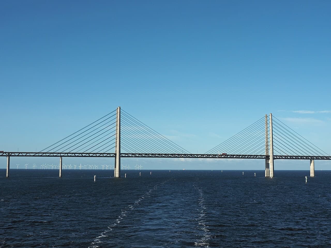 厄勒海峡固定通道：航道、桥塔和斜拉索近景，清楚展示通航孔