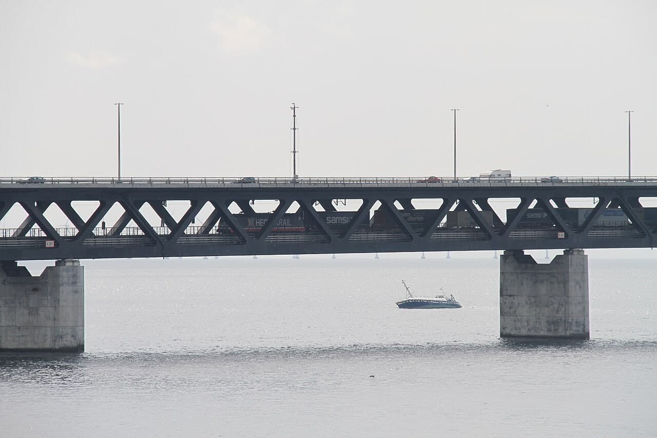 厄勒海峡固定通道：瑞典岸边低角度观看长引桥与主塔