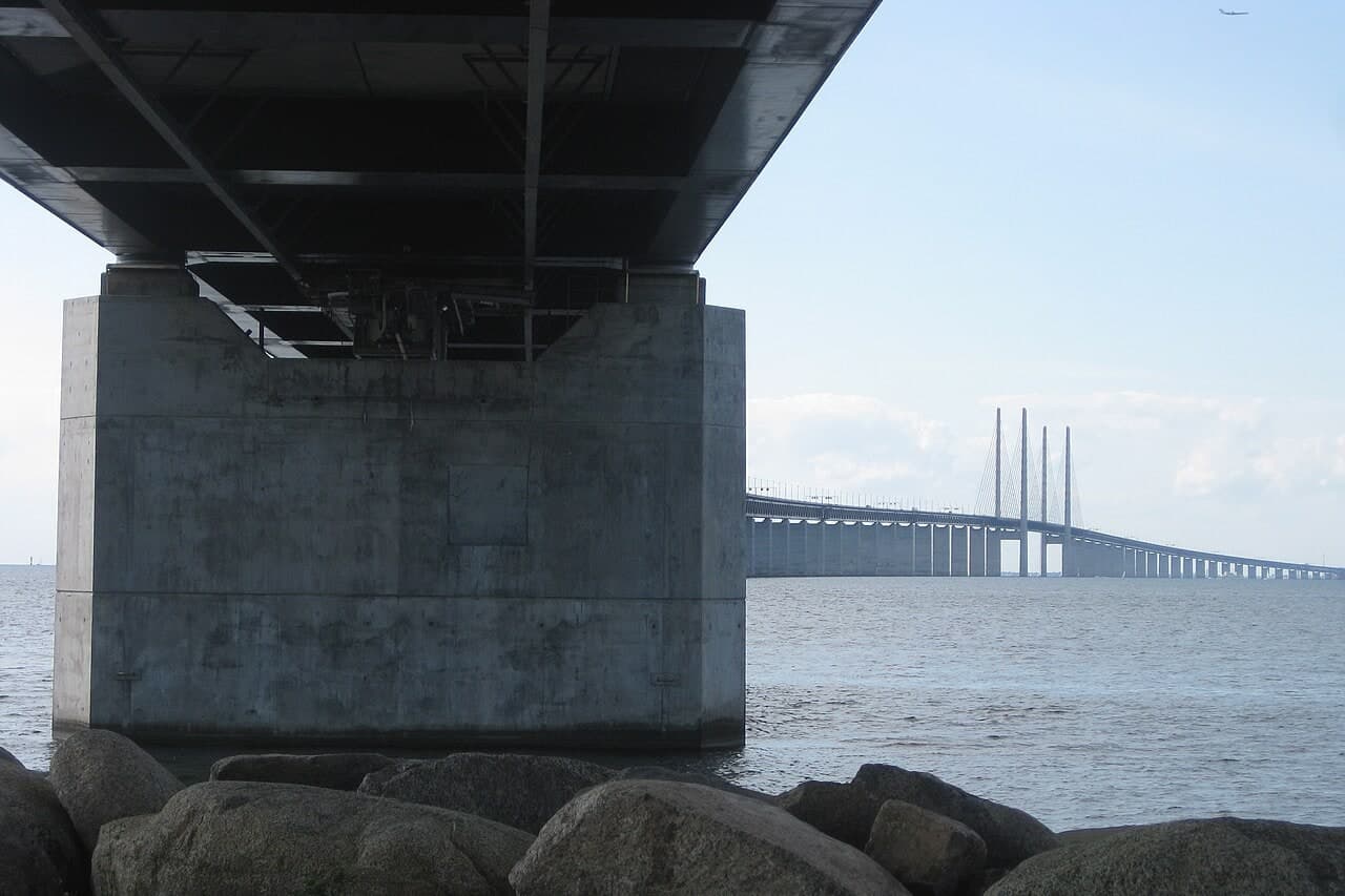 厄勒海峡固定通道：瑞典侧桥台下方观察引桥底部与支承