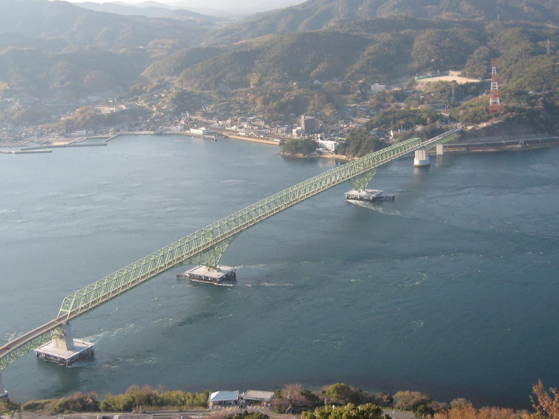 大岛大桥（山口县）：大岛大桥（山口县）：Wikimedia Commons 文件「山から見た大島大橋.jpg」中的桥梁实景。