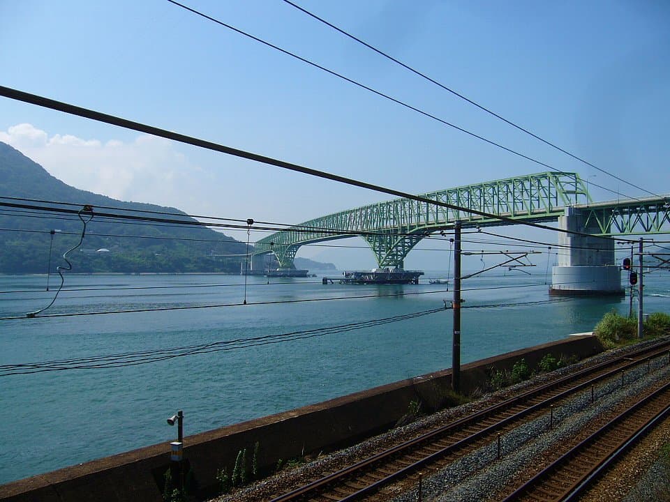 大岛大桥（山口县）：大岛大桥（山口县）：Wikimedia Commons 文件「Obatake-seto.jpg」中的桥梁实景。