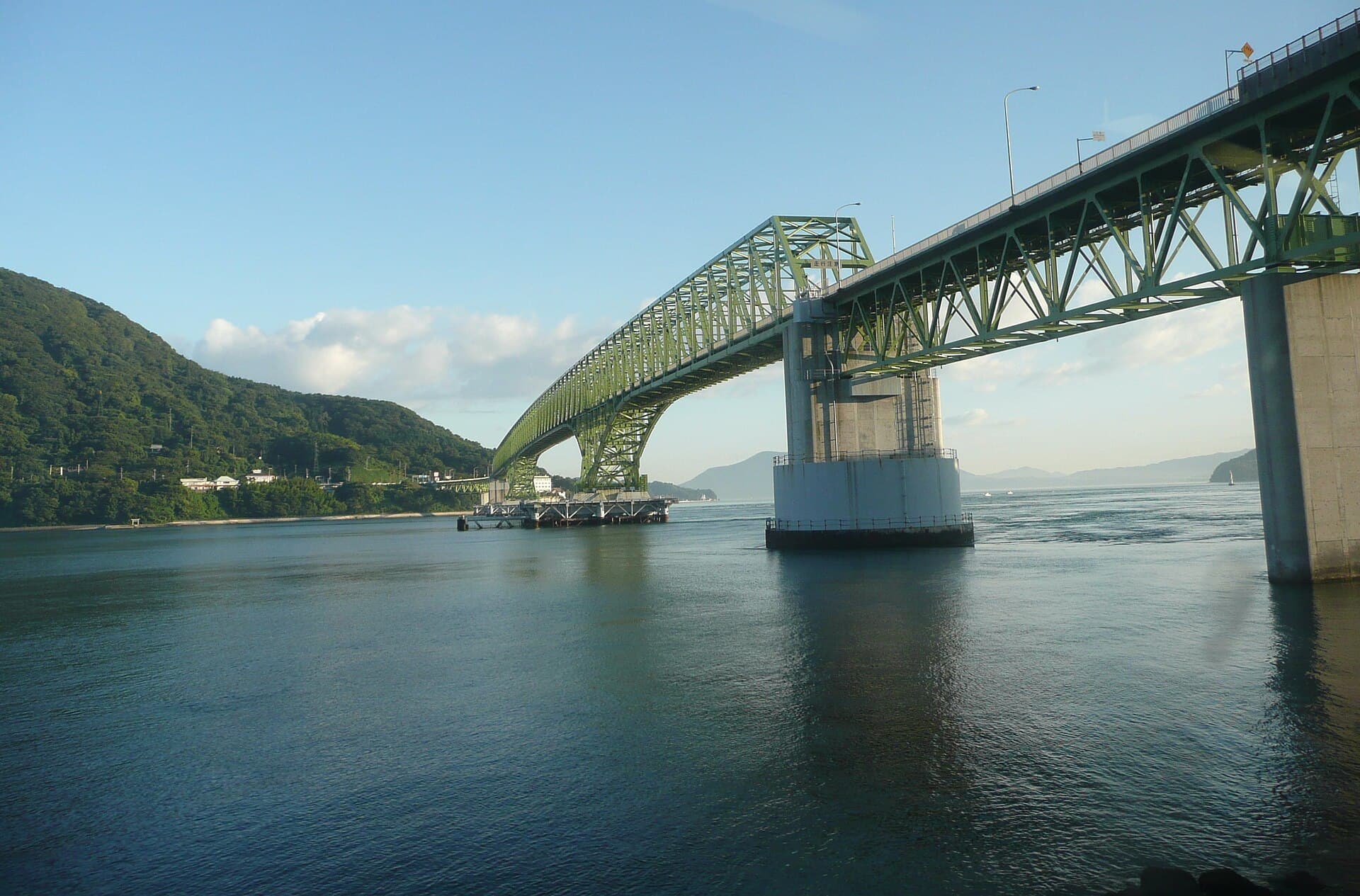 大岛大桥（山口县）：大岛大桥（山口县）：Wikimedia Commons 文件「Oosima oohasi.jpg」中的桥梁实景。
