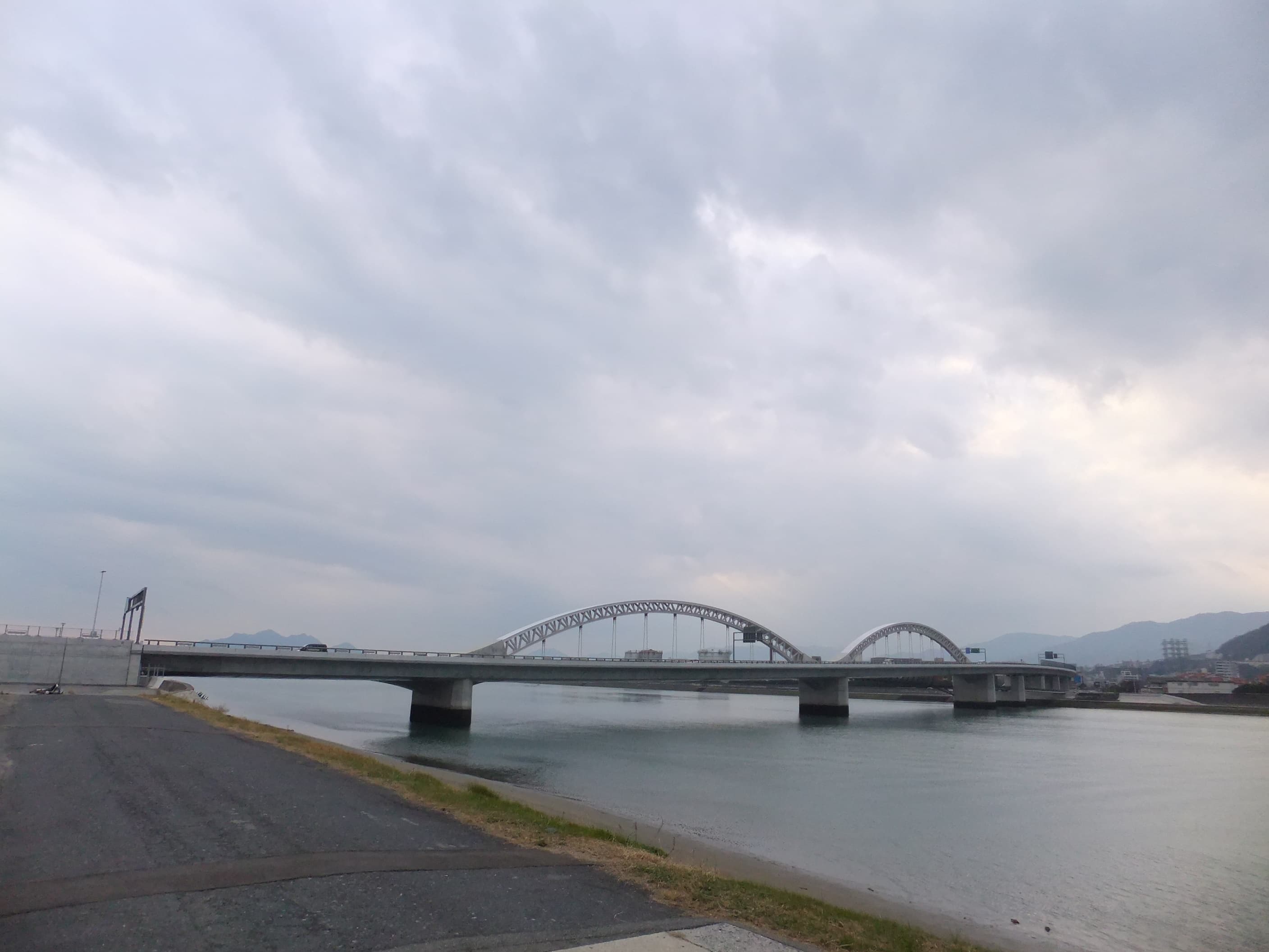 太田川大桥：太田川大桥：主跨和桥面侧立面。