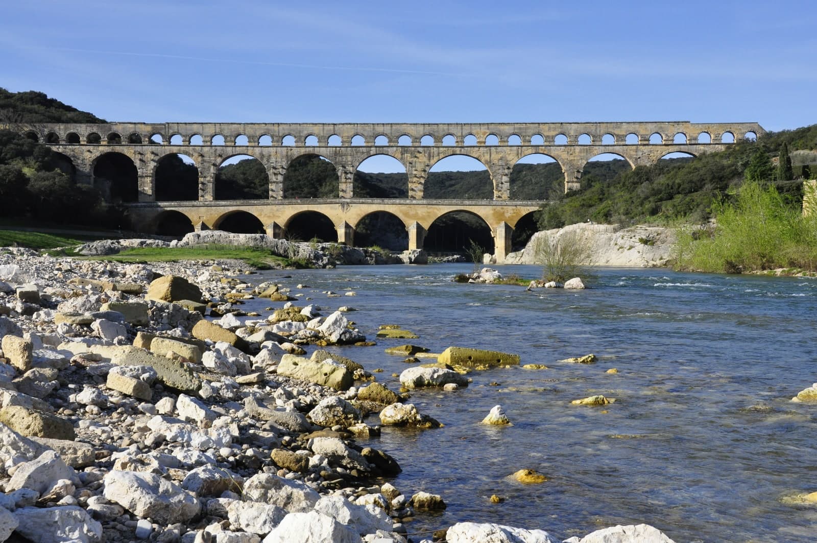 加尔桥：白昼河谷全景，完整显示桥梁跨越 Gardon 河；图库分类已评为 Quality image。