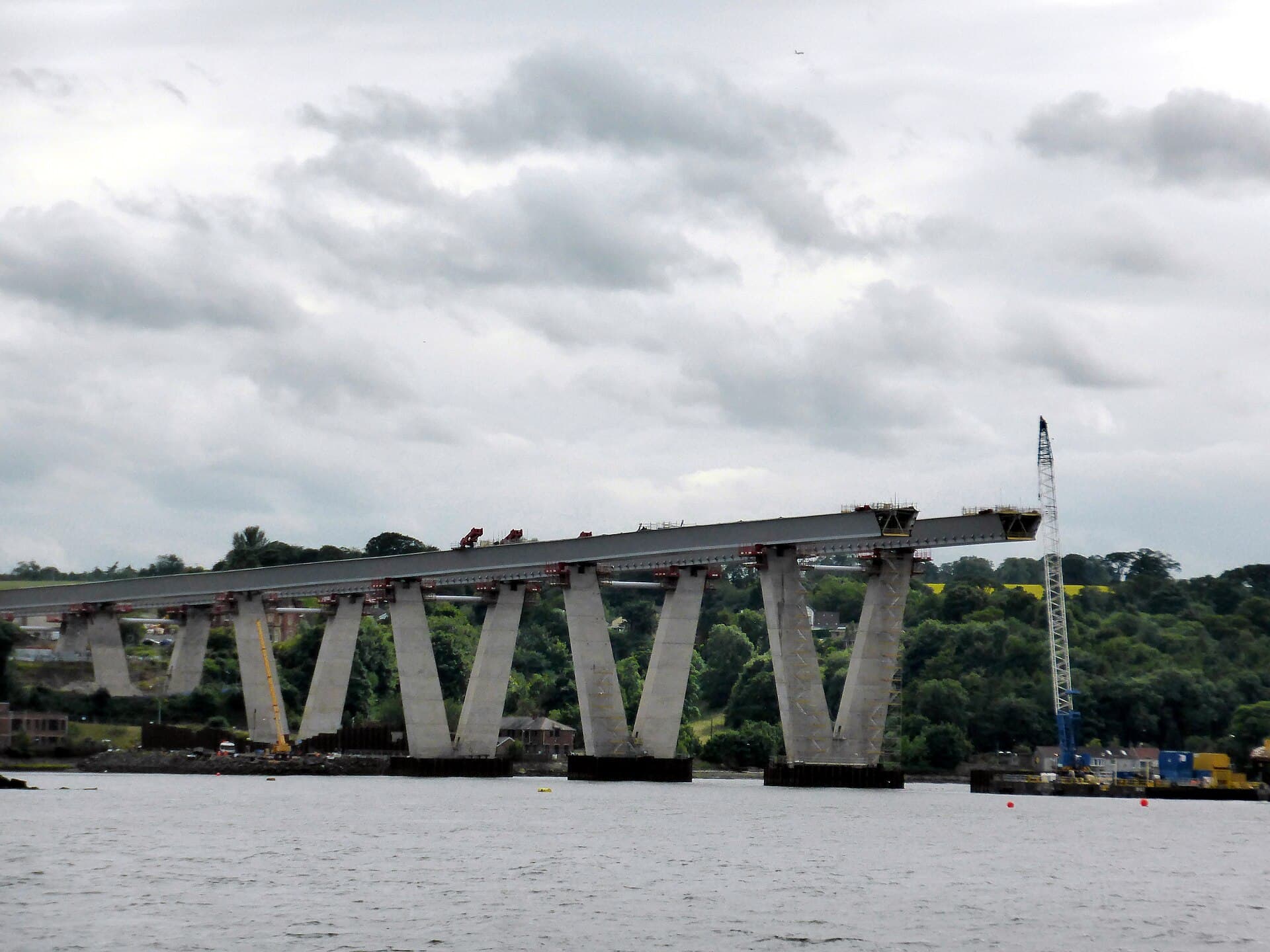 Queensferry Crossing：施工阶段的桥塔与索面。