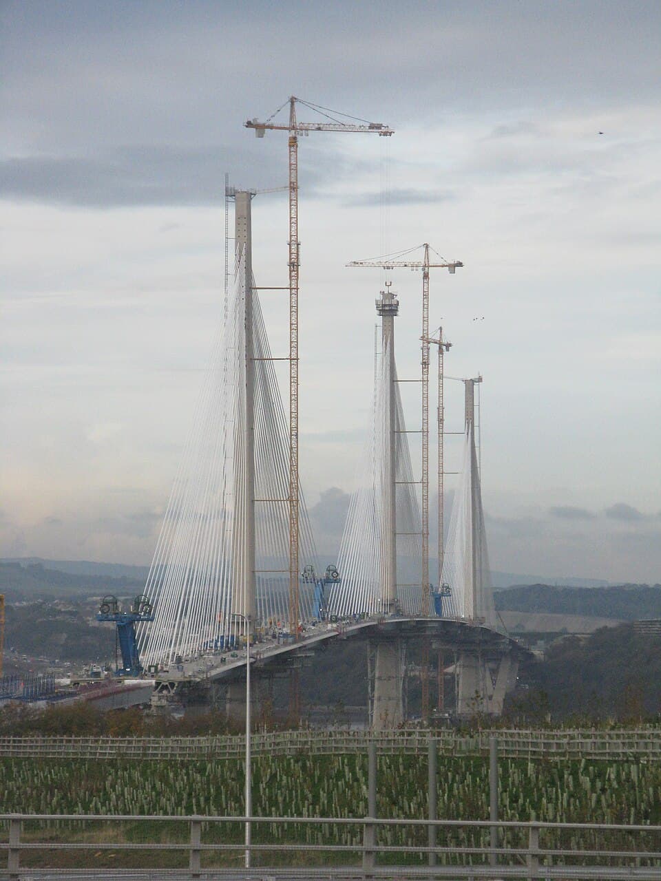 Queensferry Crossing：桥梁在福斯湾中的尺度关系。
