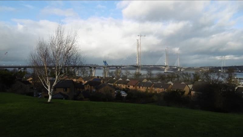 Queensferry Crossing：桥梁与相邻福斯湾桥群的空间关系。