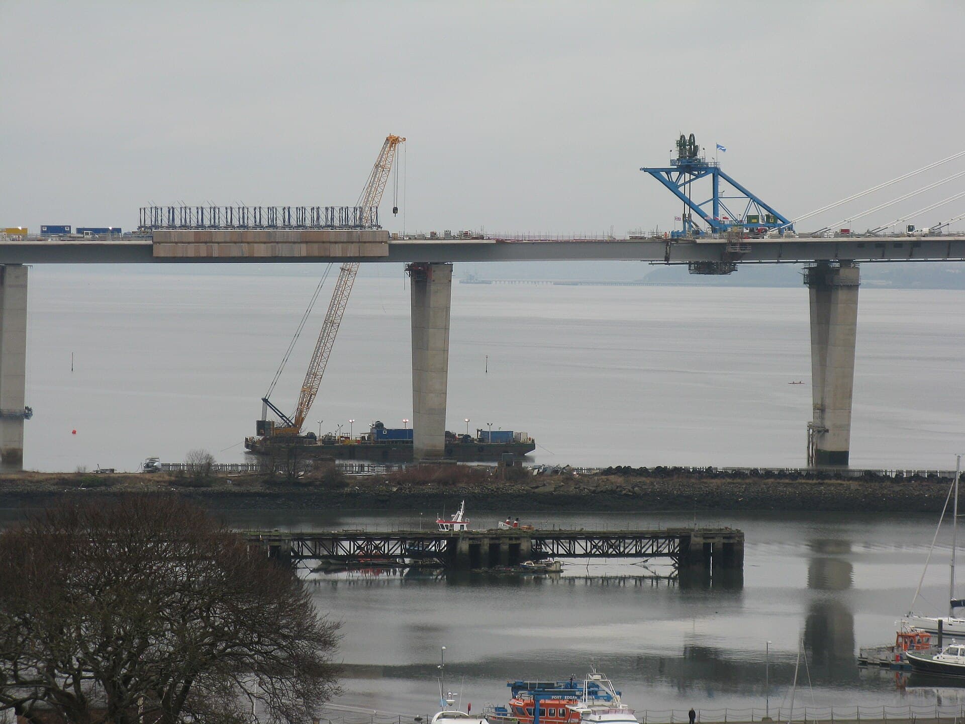 Queensferry Crossing：桥塔、斜拉索和主梁的近景。