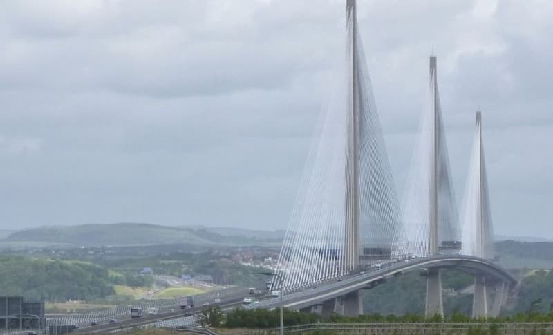 Queensferry Crossing：桥梁横跨福斯湾的侧景。