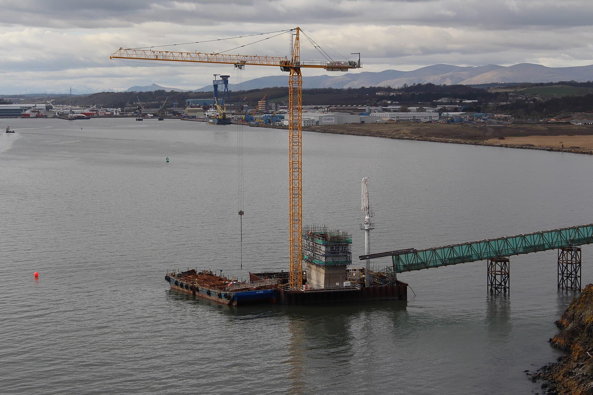 Queensferry Crossing：从岸边观察三塔连续体系。