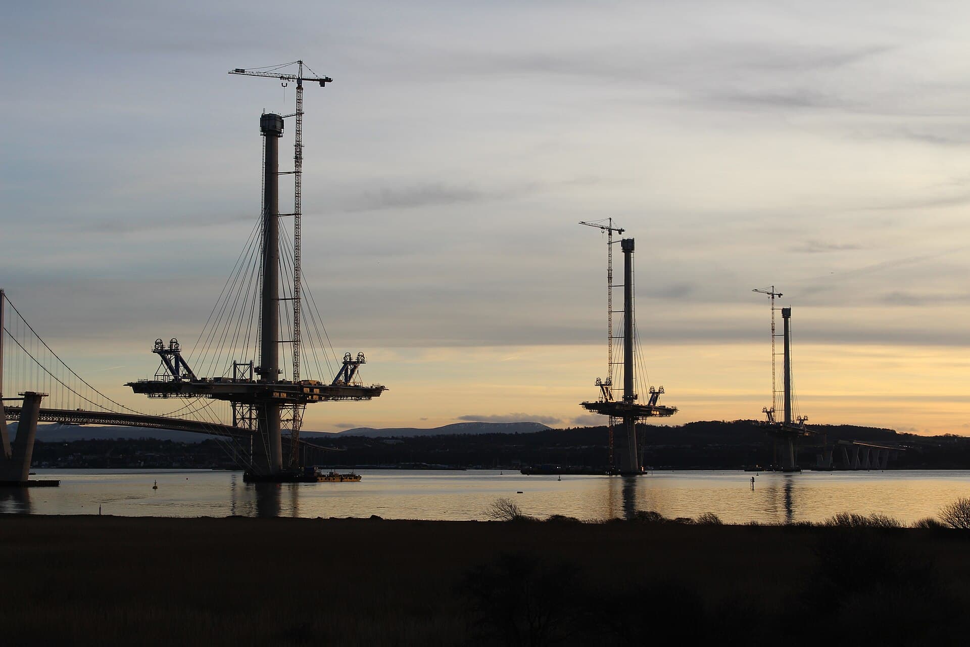 Queensferry Crossing：三座桥塔和连续桥面的远景。