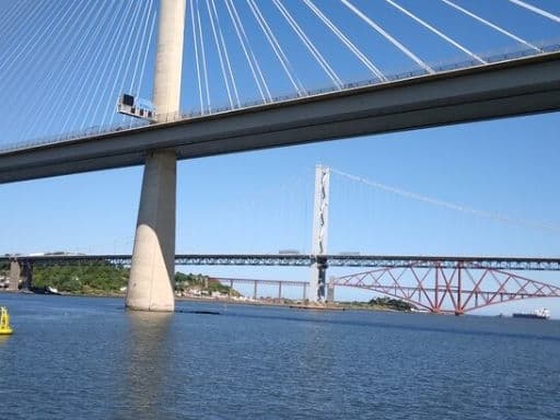 Queensferry Crossing：从岸边远望主跨。