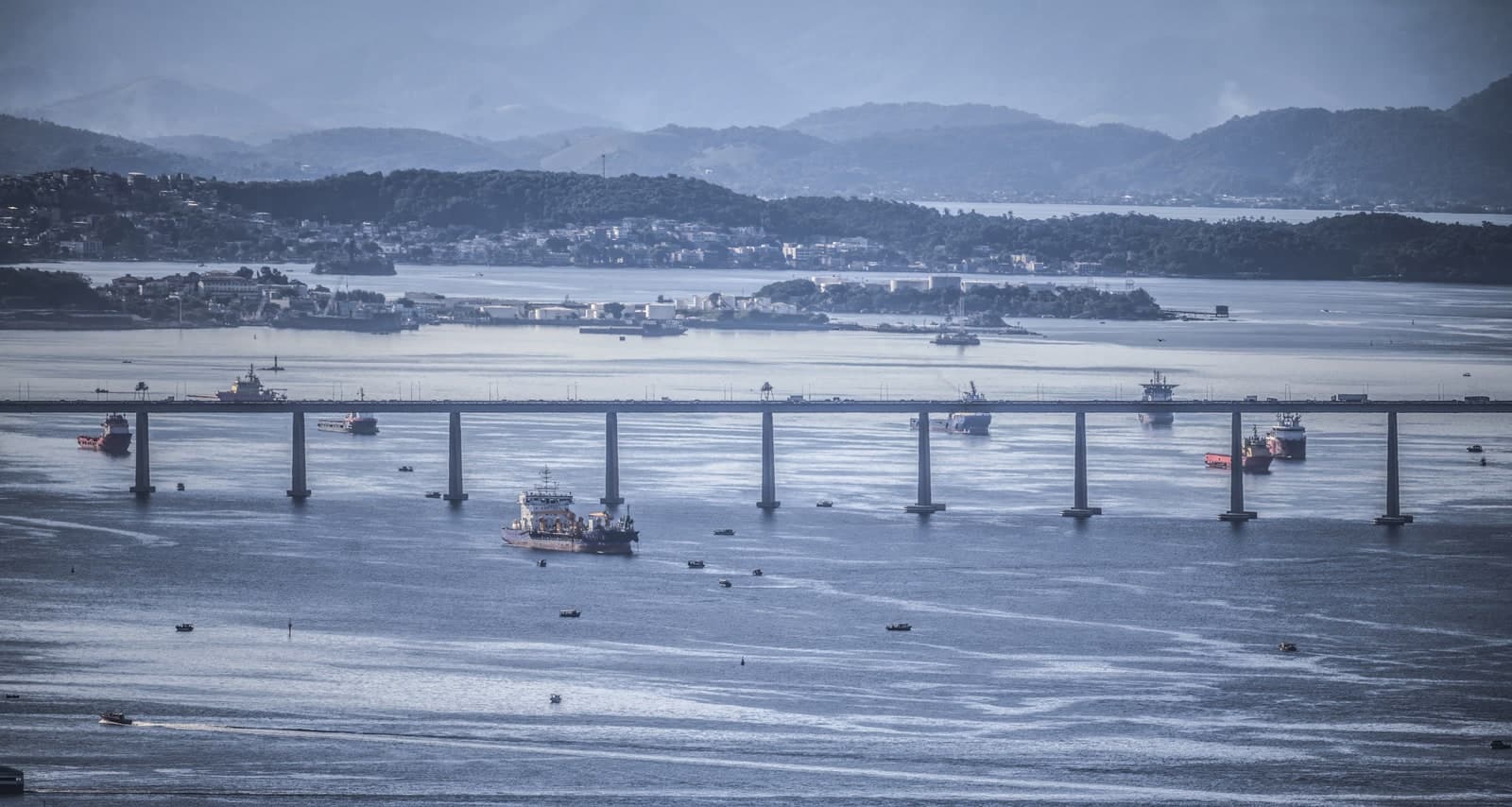 里约—尼泰罗伊大桥：2024 年超高分辨率全景，桥梁横跨宽阔水域，整体线形清楚。
