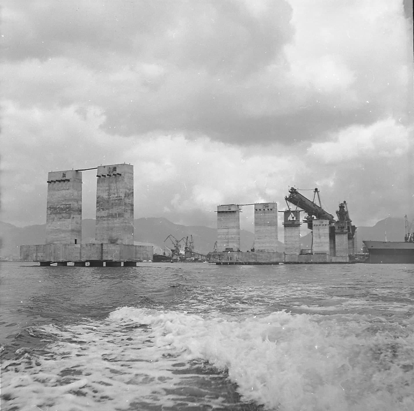 里约—尼泰罗伊大桥：1971 年黑白施工档案，显示施工中的桥梁构件和现场状态。