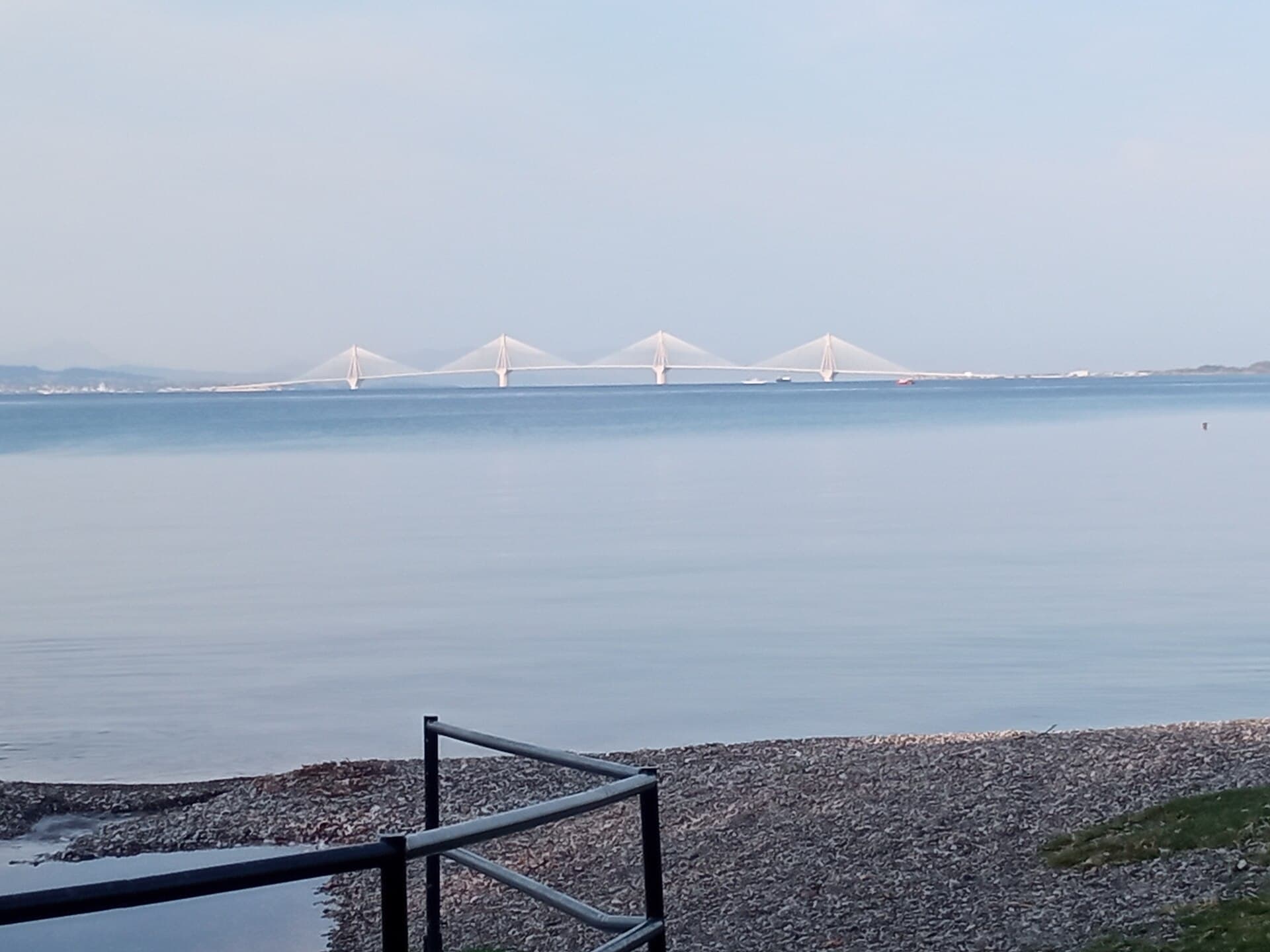 里翁—安蒂里翁大桥：横跨海湾的远景。