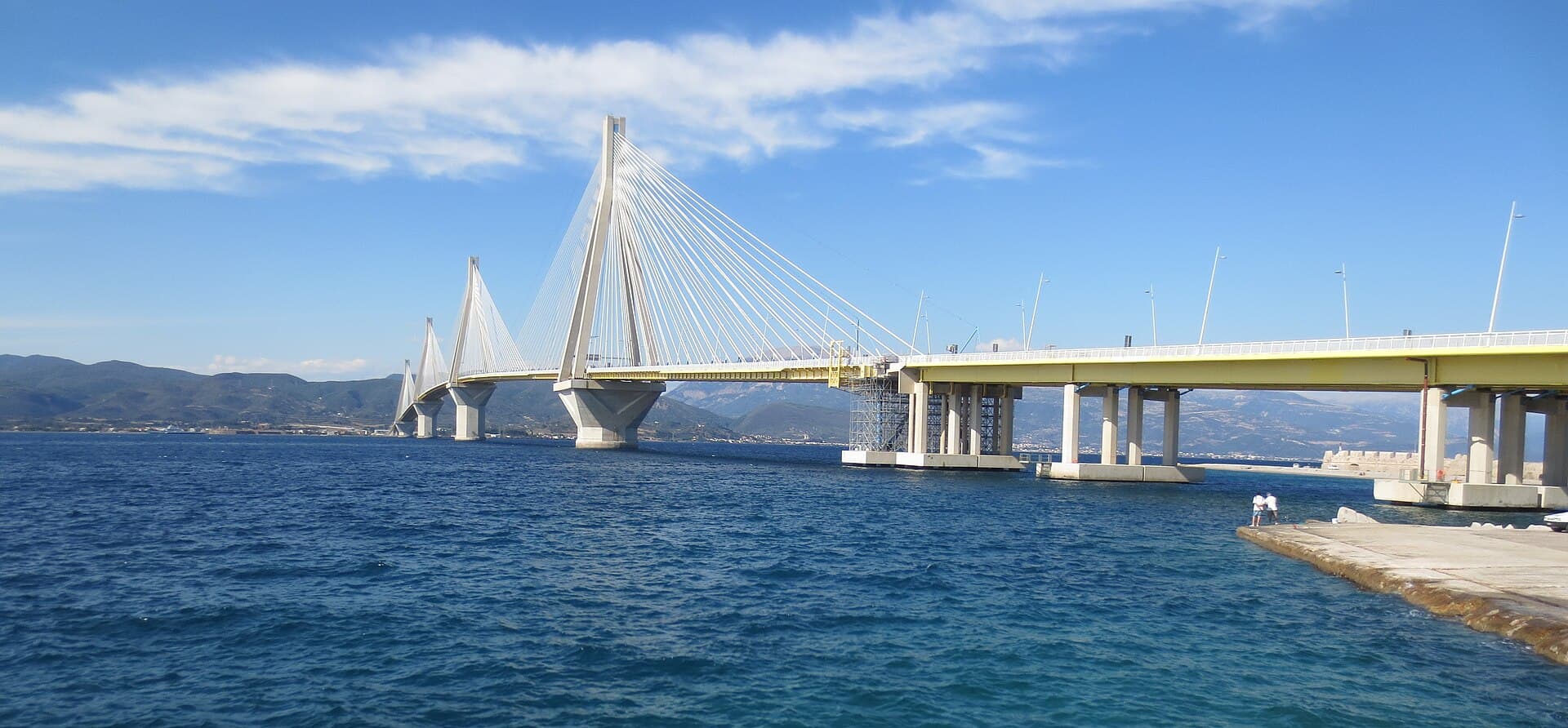 里翁—安蒂里翁大桥：桥梁、海峡与远山的宽幅全景。