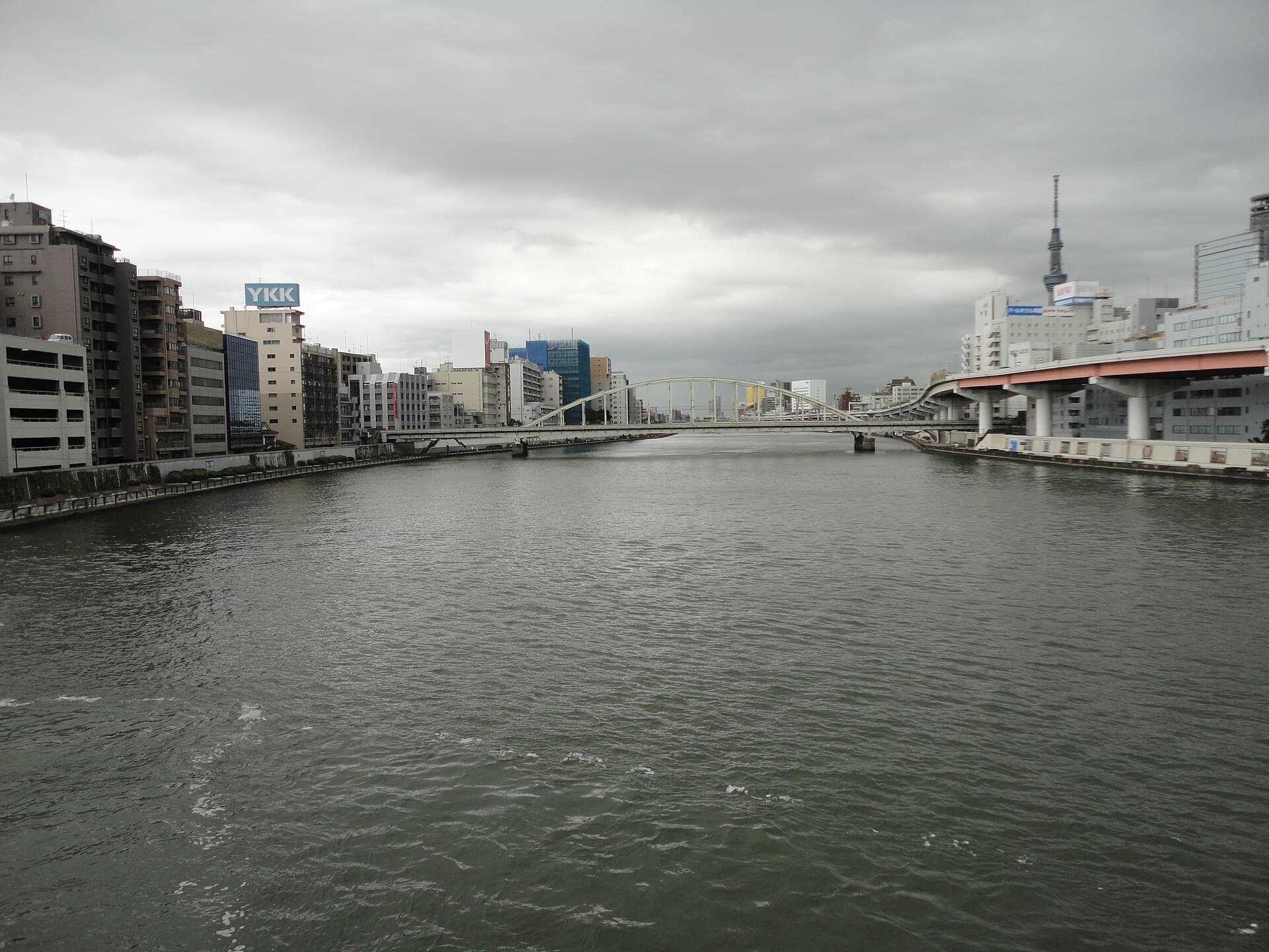 两国桥：两国桥：Wikimedia Commons 文件「両国橋 - panoramio (4).jpg」中的桥梁实景。