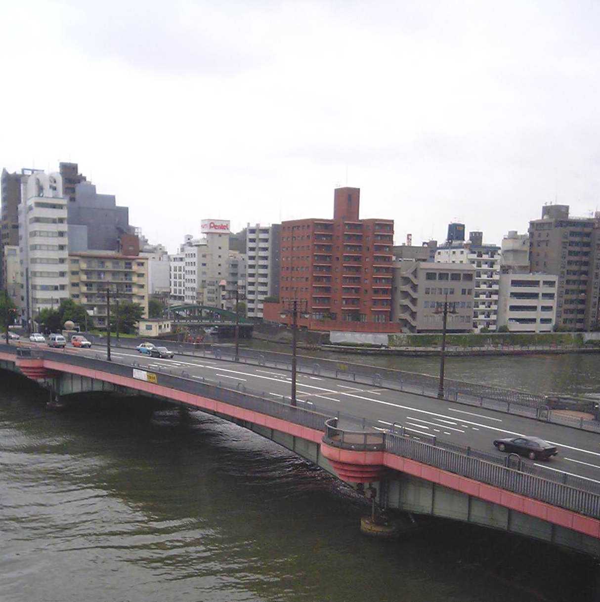 两国桥：两国桥：Wikimedia Commons 文件「Ryougokubashi.jpg」中的桥梁实景。