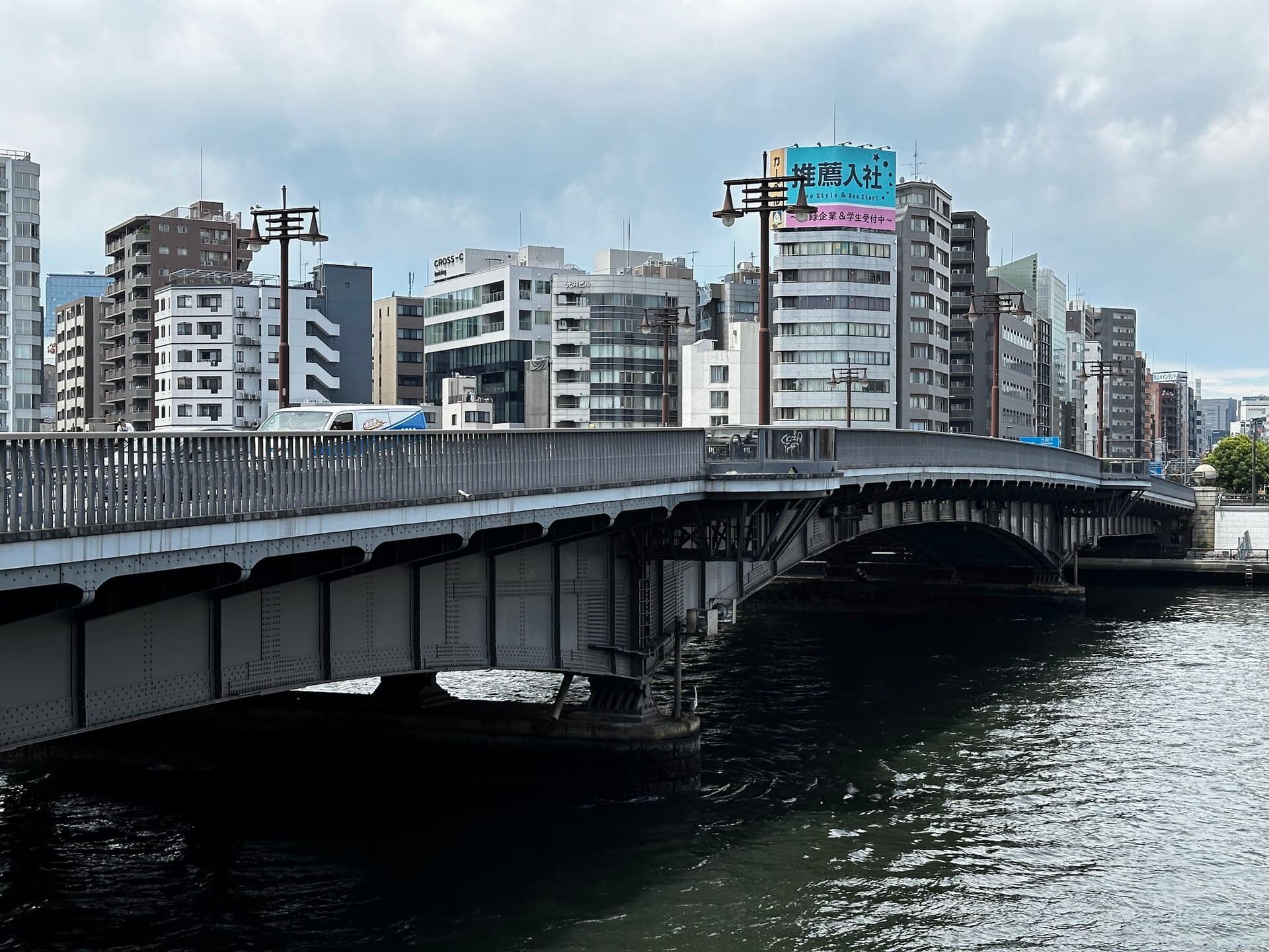两国桥：两国桥：Wikimedia Commons 文件「Ryogokubashi20240709.jpg」中的桥梁实景。