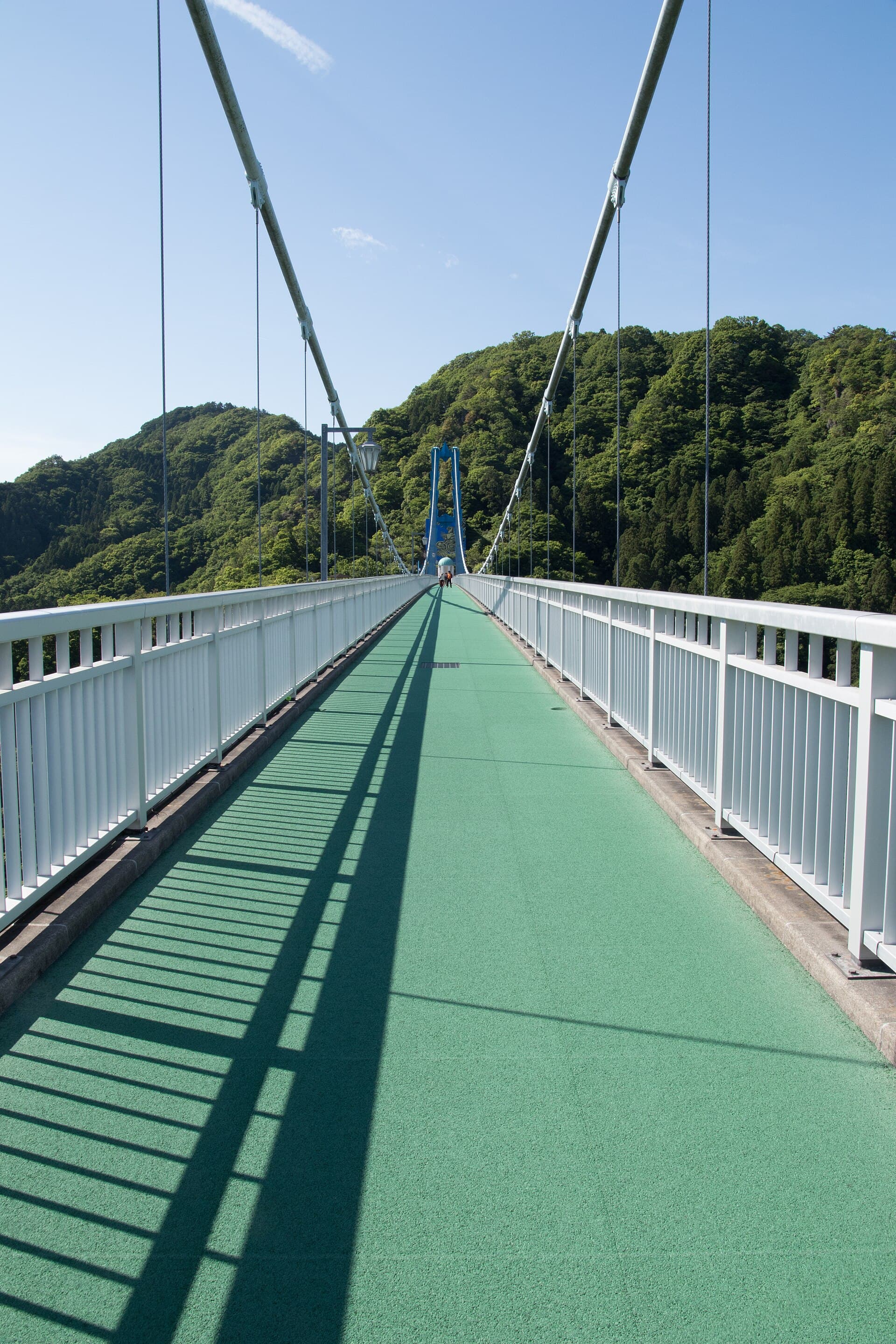龙神大吊桥：龙神大吊桥：Wikimedia Commons 文件「Ryujin Bridge 02.jpg」中的桥梁实景。