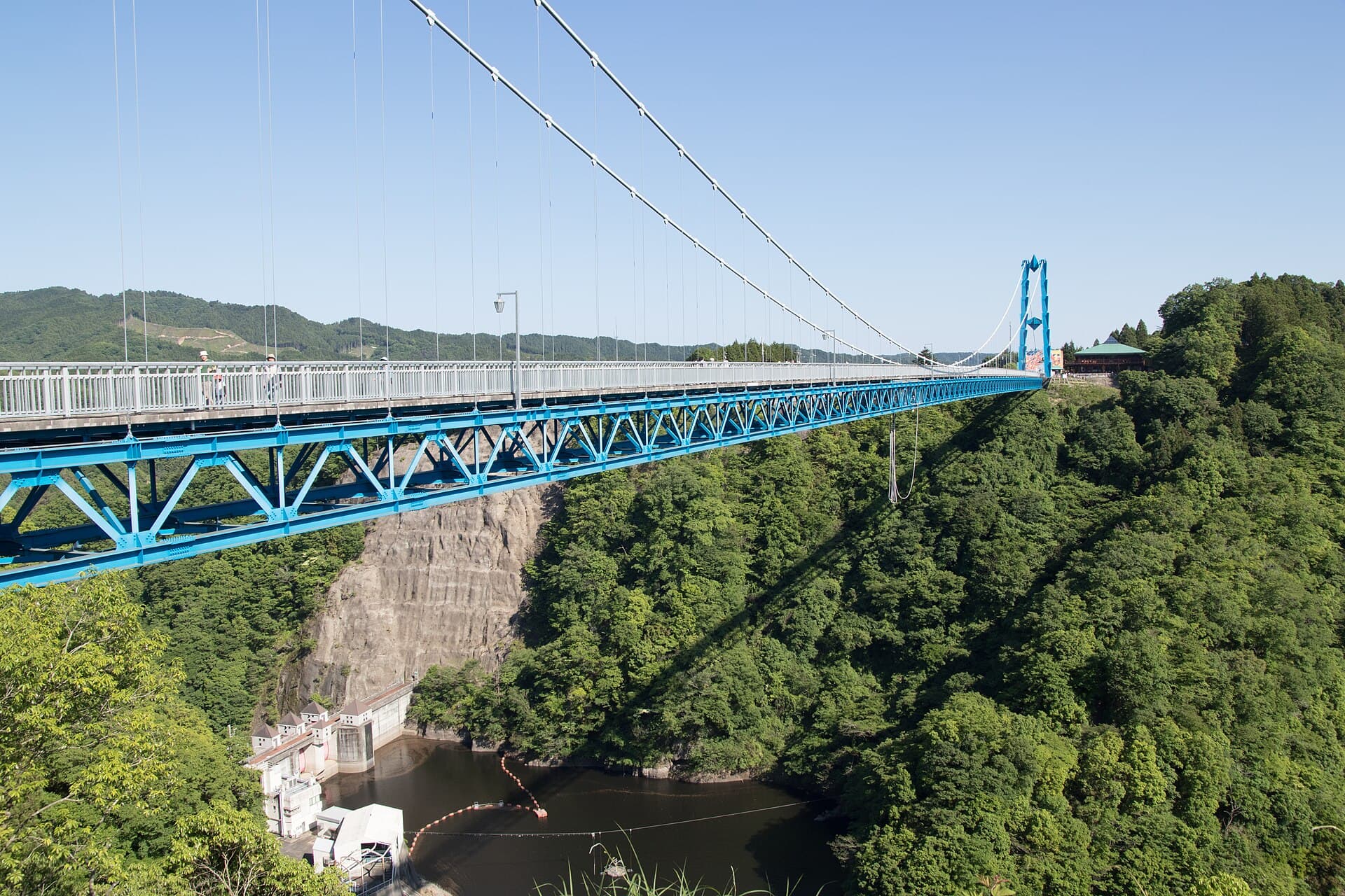 龙神大吊桥：龙神大吊桥：Wikimedia Commons 文件「Ryujin Bridge 03.jpg」中的桥梁实景。