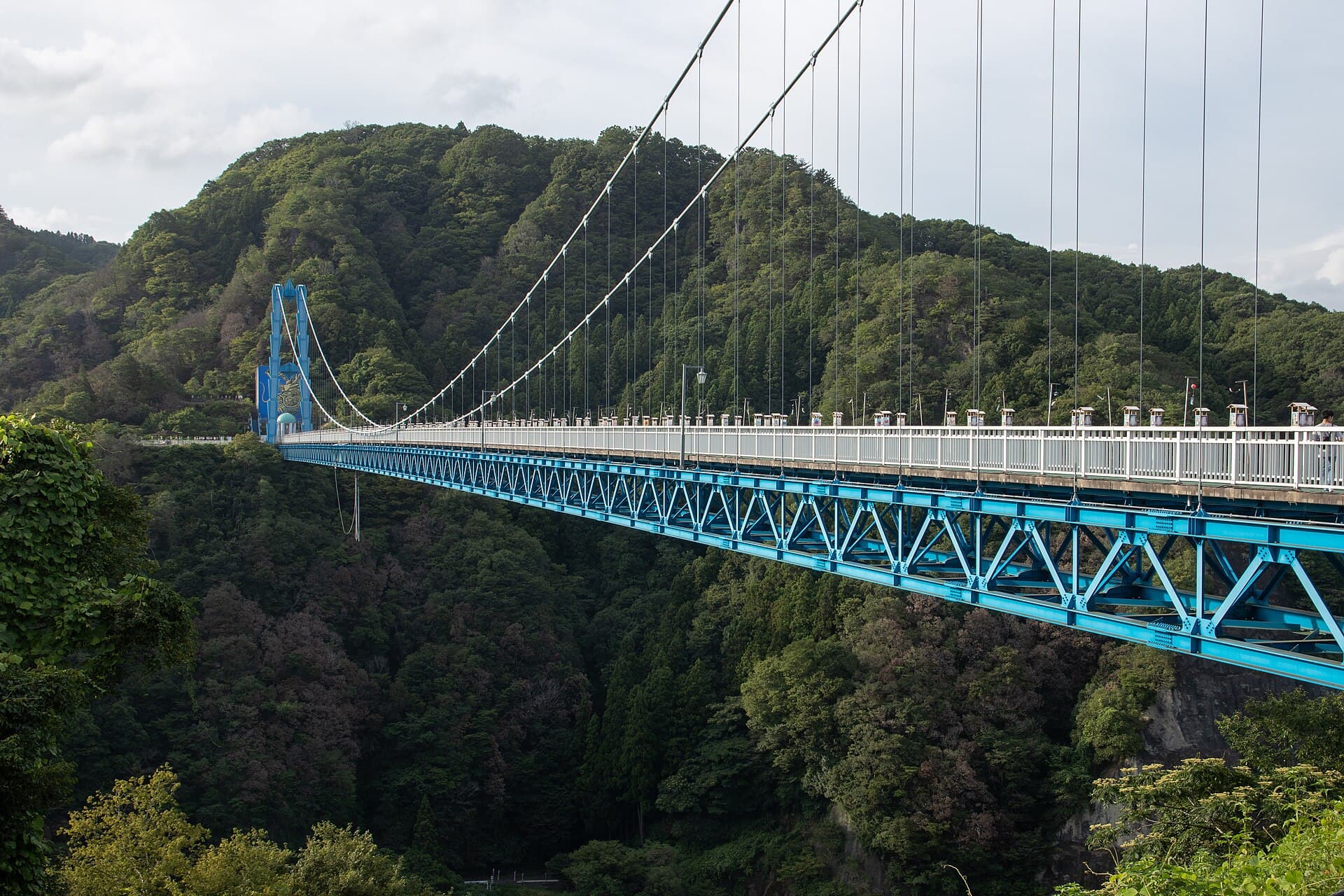 龙神大吊桥：龙神大吊桥：Wikimedia Commons 文件「Ryujin Bridge 08.jpg」中的桥梁实景。