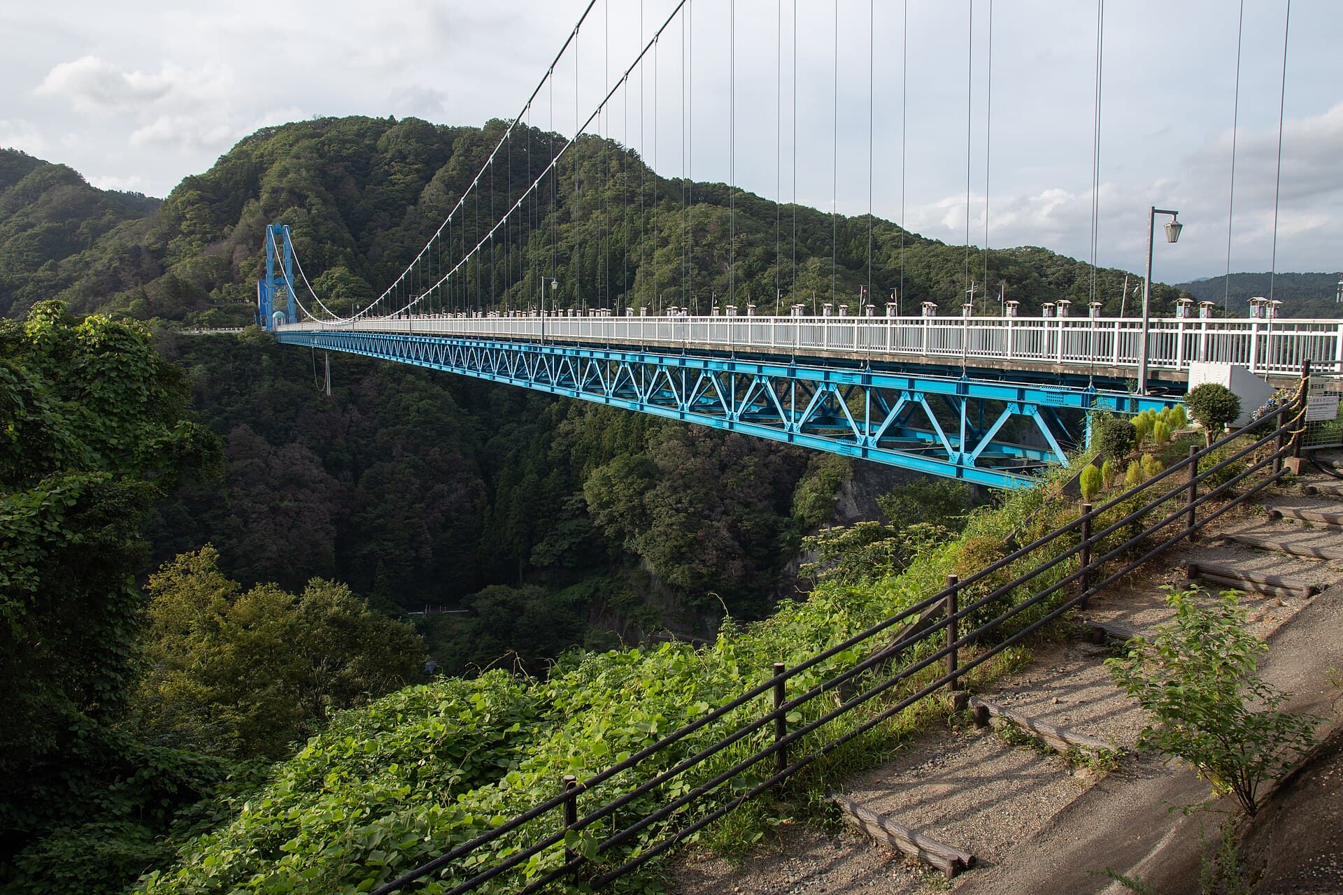 龙神大吊桥：龙神大吊桥：Wikimedia Commons 文件「Ryujin Bridge 09.jpg」中的桥梁实景。