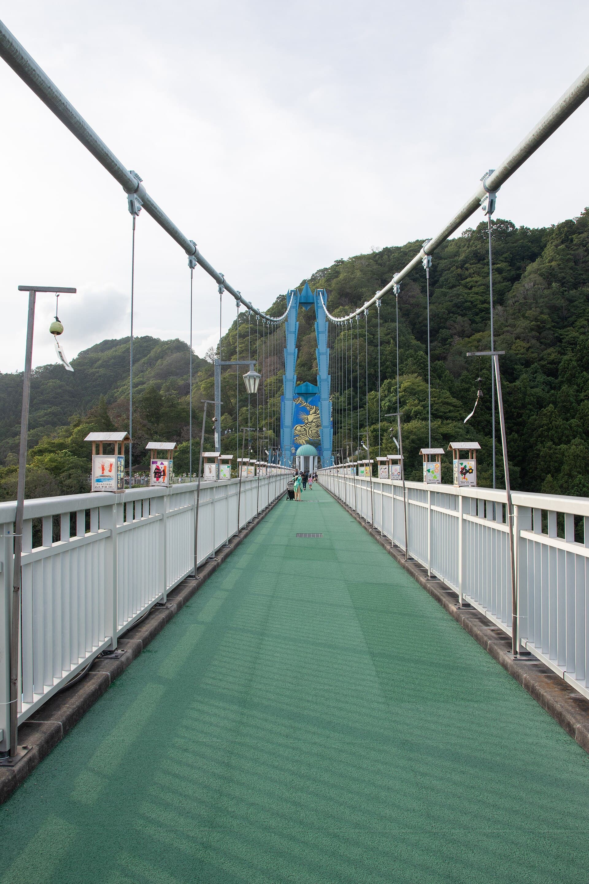 龙神大吊桥：龙神大吊桥：Wikimedia Commons 文件「Ryujin Bridge 10.jpg」中的桥梁实景。