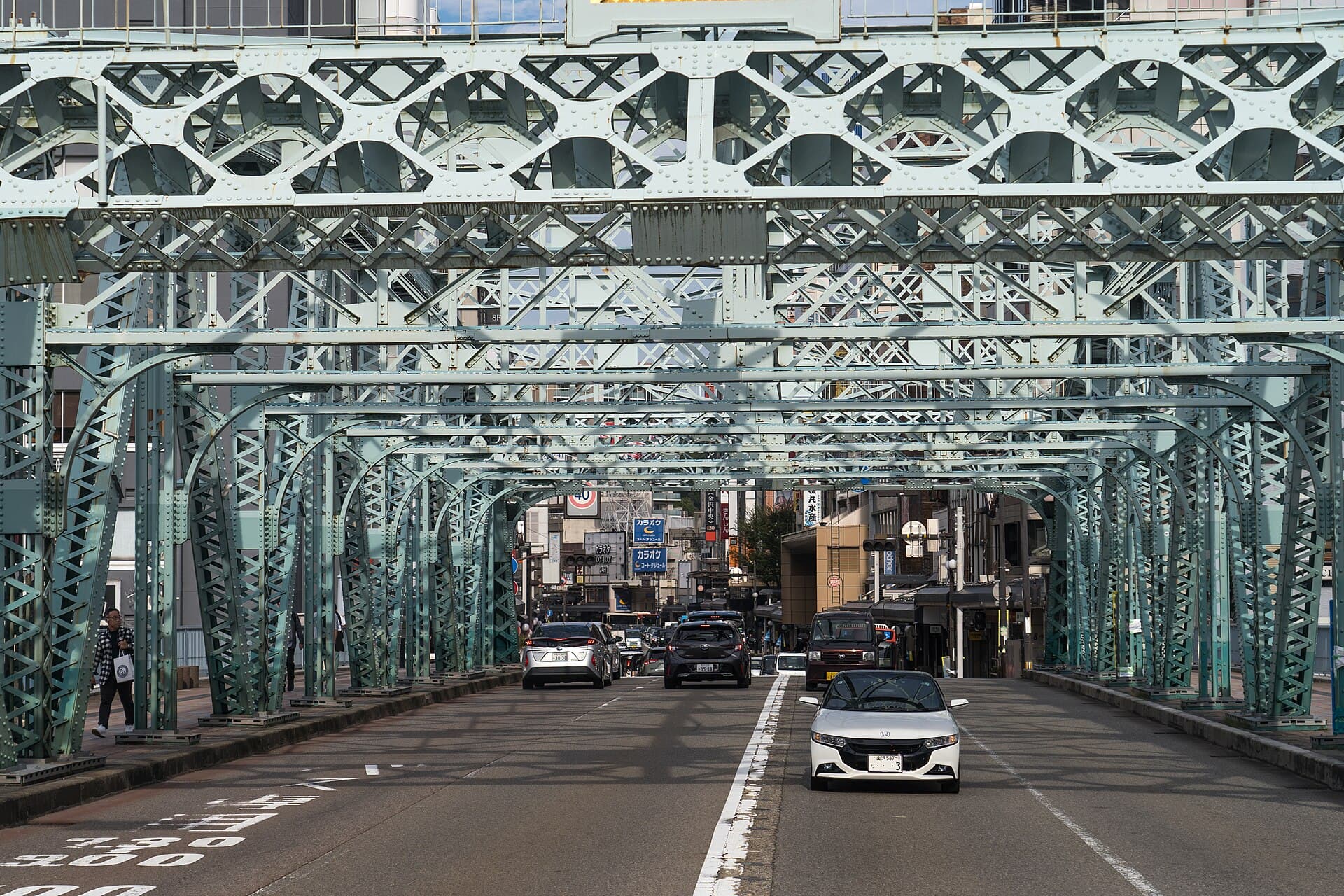 犀川大桥：犀川大桥：Wikimedia Commons 文件「2024-10-26 Kanazawa, Saigawa Bridge 3.jpg」中的桥梁实景。