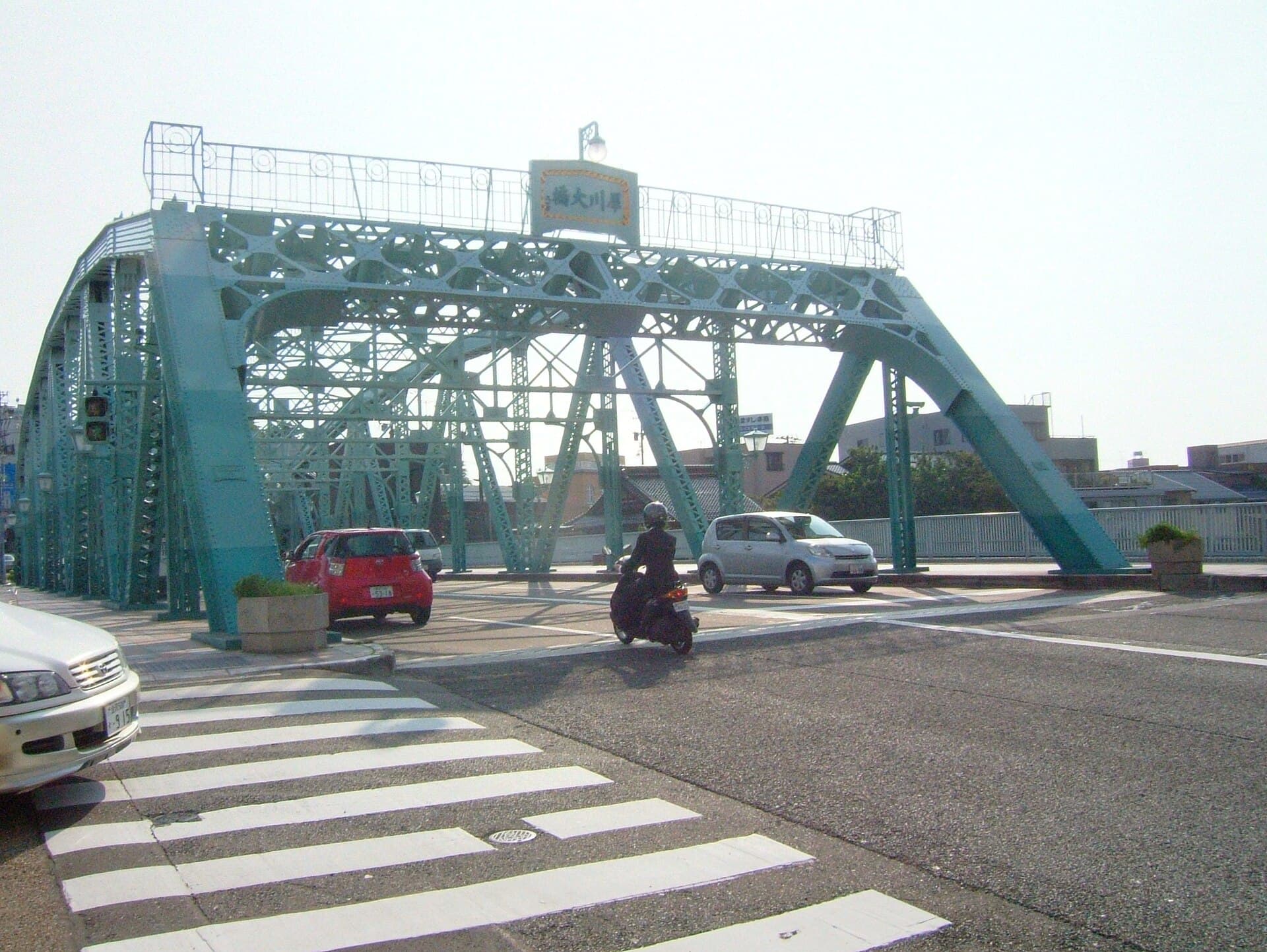 犀川大桥：犀川大桥：Wikimedia Commons 文件「Saigawa Bridge North.jpg」中的桥梁实景。