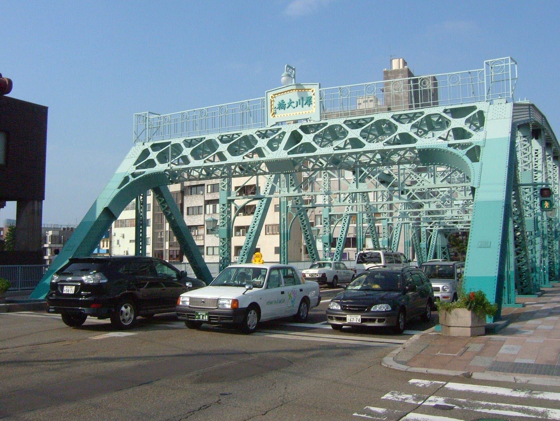 犀川大桥：犀川大桥：Wikimedia Commons 文件「Saigawa Bridge South.jpg」中的桥梁实景。