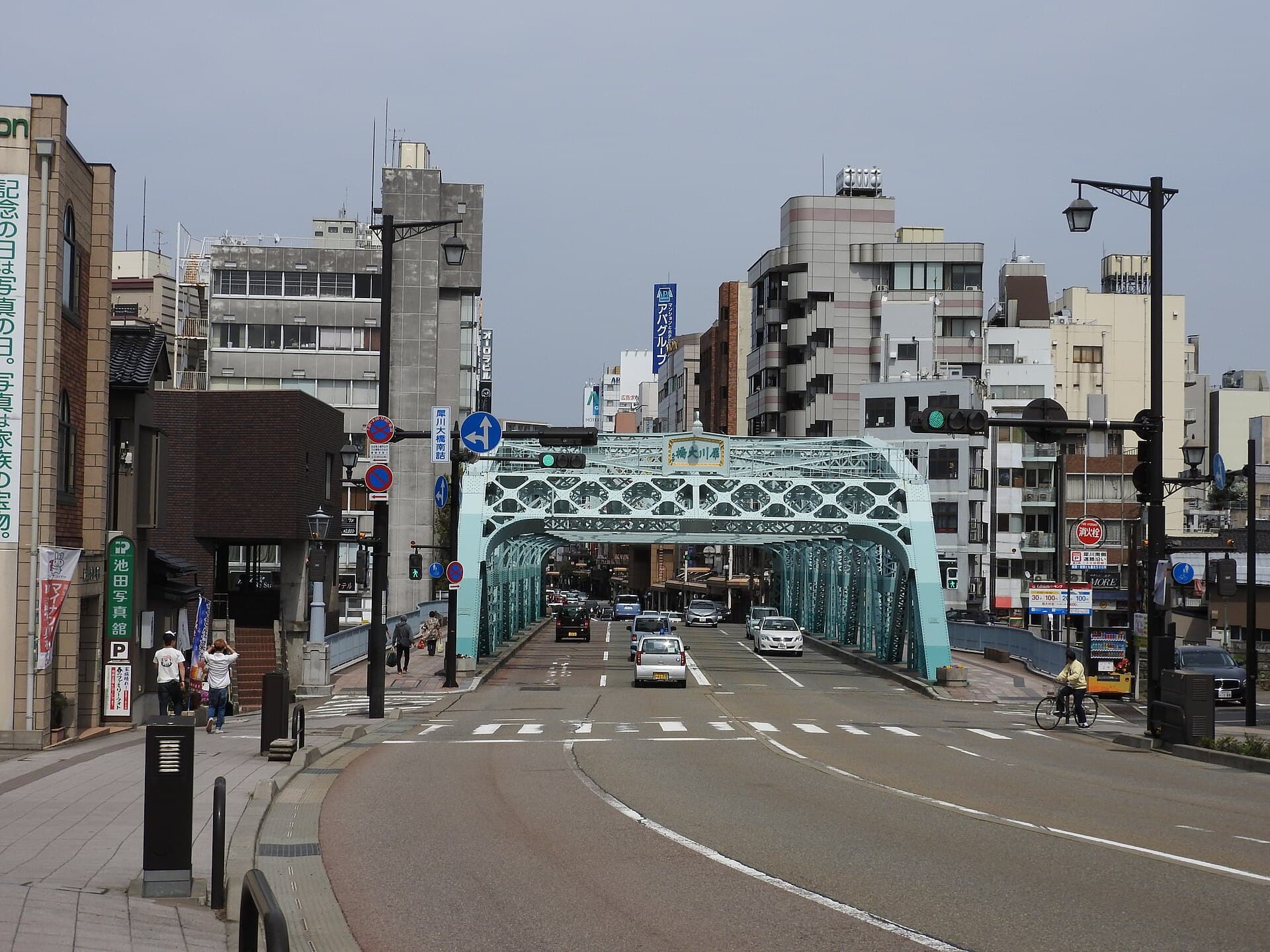 犀川大桥：犀川大桥：Wikimedia Commons 文件「Saigawa Bridge, West entry - 2016-04-16T13-16-37JST 0568.jpg」中的桥梁实景。