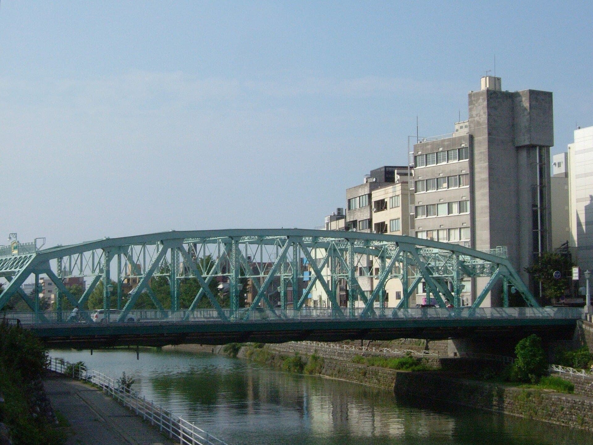 犀川大桥：犀川大桥：Wikimedia Commons 文件「Saigawa Bridge.jpg」中的桥梁实景。
