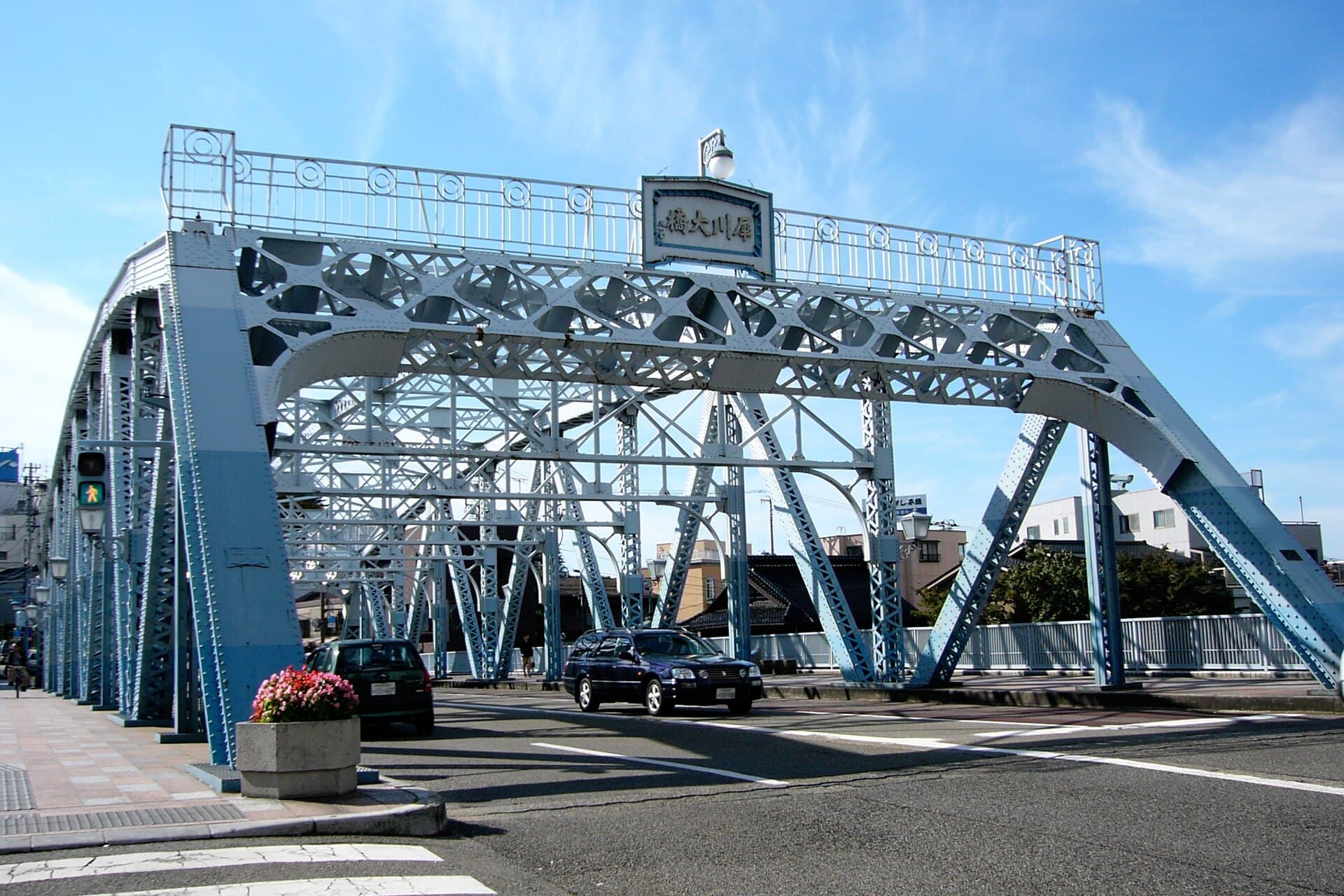 犀川大桥：犀川大桥：Wikimedia Commons 文件「Saigawa Bridge01-r.jpg」中的桥梁实景。